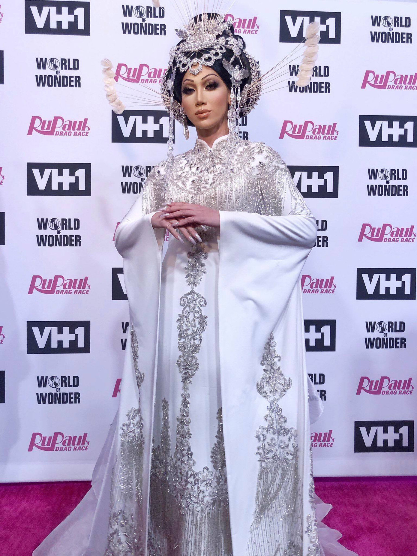 Diện mạo ấn tượng của Plastique Tiara trong áo dài trắng tại thảm đỏ People's Choice Awards và World of Wonder. Diện mạo ấn tượng của Plastique Tiara trong áo dài trắng tại thảm đỏ People's Choice Awards và World of Wonder.