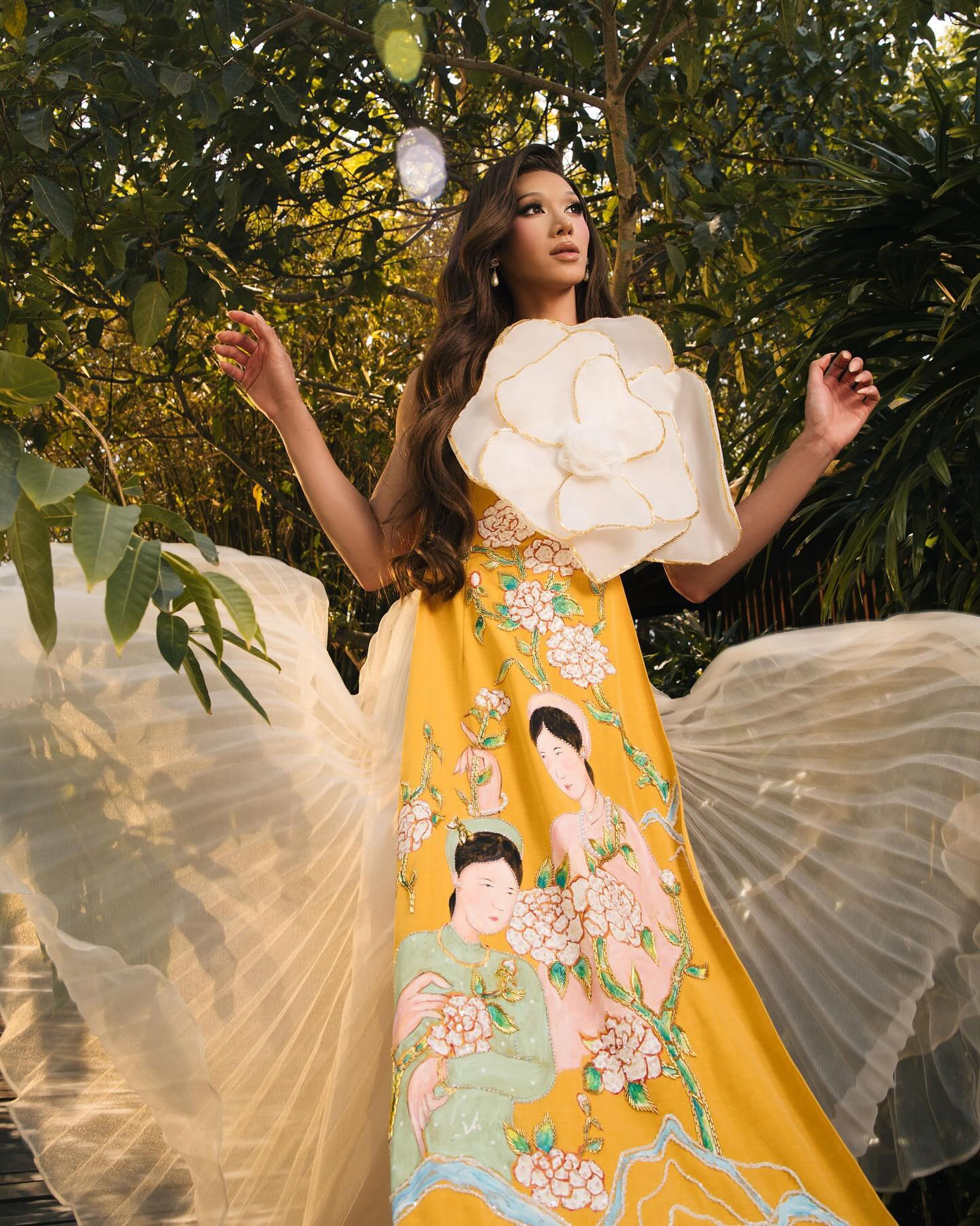 Diện mạo của drag queen Plastique Tiara trước và sau khi hóa trang. Diện mạo của drag queen Plastique Tiara trước và sau khi hóa trang.