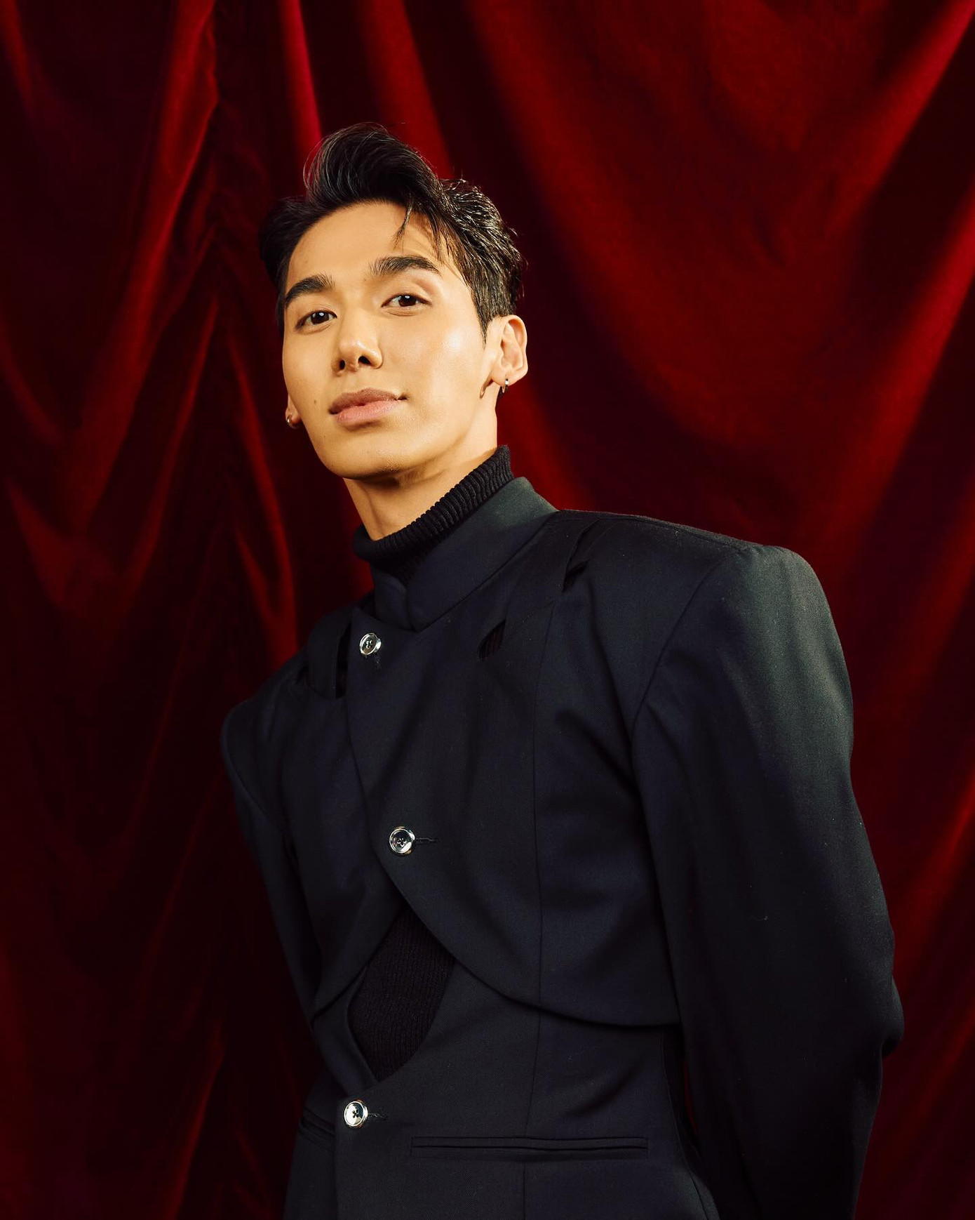 Diện mạo của drag queen Plastique Tiara trước và sau khi hóa trang. Diện mạo của drag queen Plastique Tiara trước và sau khi hóa trang.