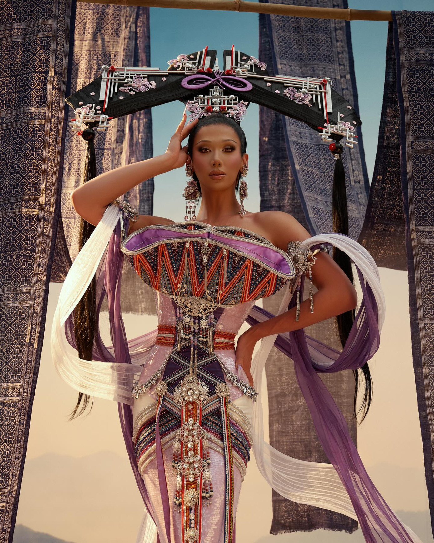 Plastique Tiara "keo lỳ" trong mẫu thiết kế được làm từ chất liệu thổ cẩm. Plastique Tiara "keo lỳ" trong mẫu thiết kế được làm từ chất liệu thổ cẩm.