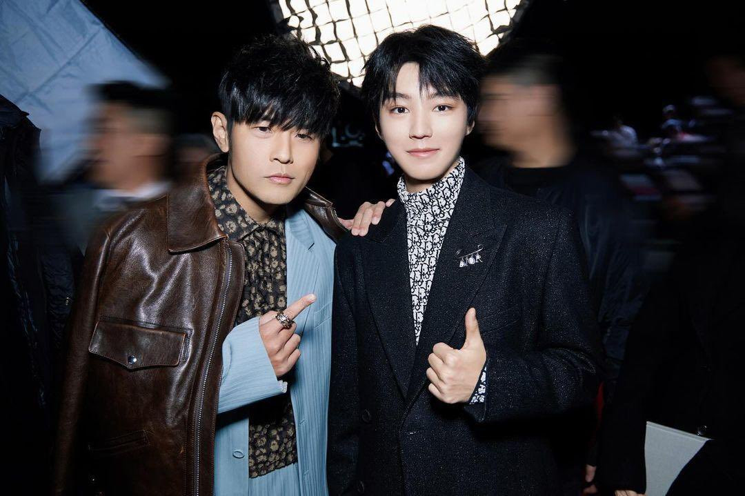 Tuấn Khải chung khung hình cùng thần tượng lâu năm của anh, Châu Kiệt Luân.