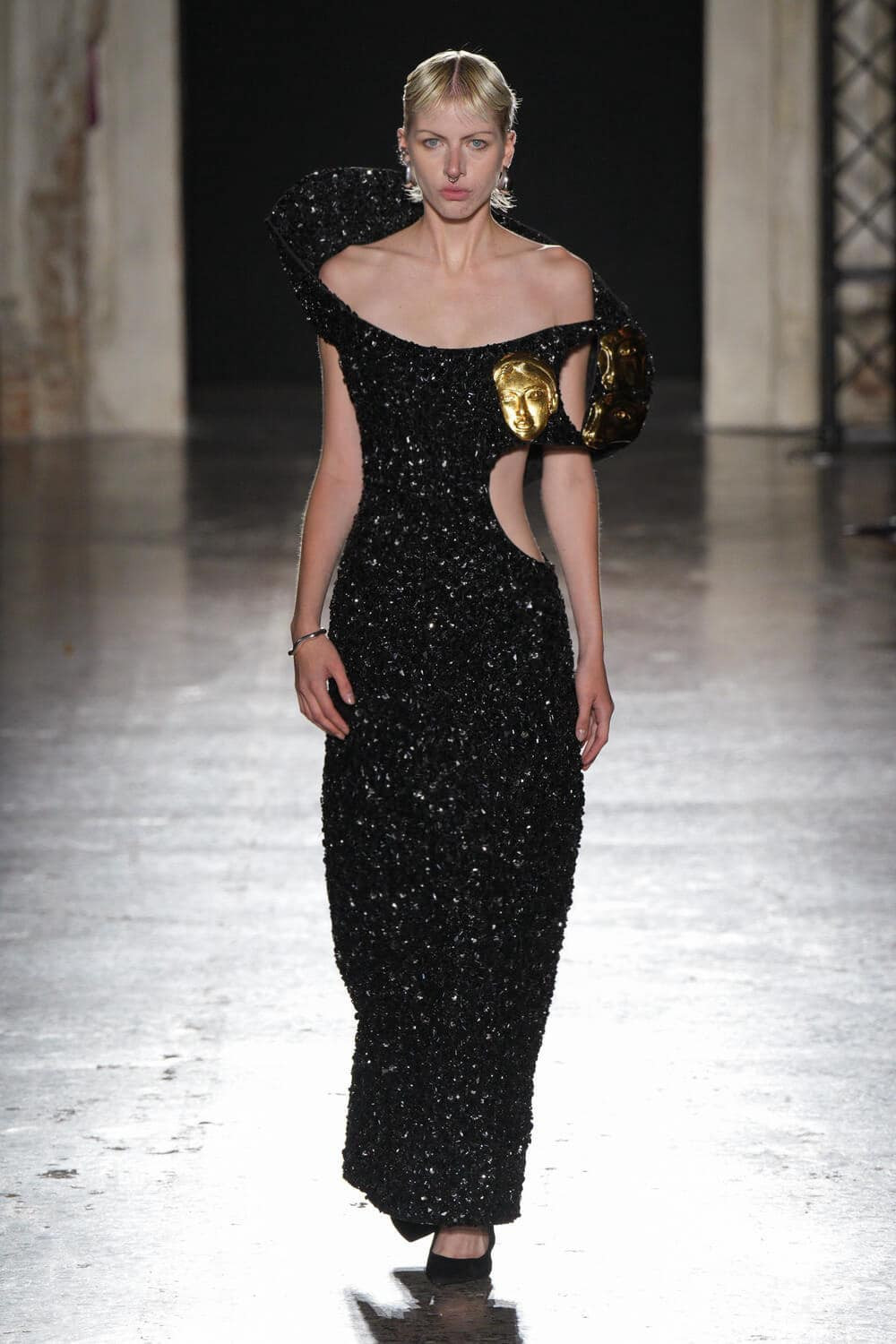 Mẫu đầm được lấy cảm hứng từ nghệ thuật gốm sứ.