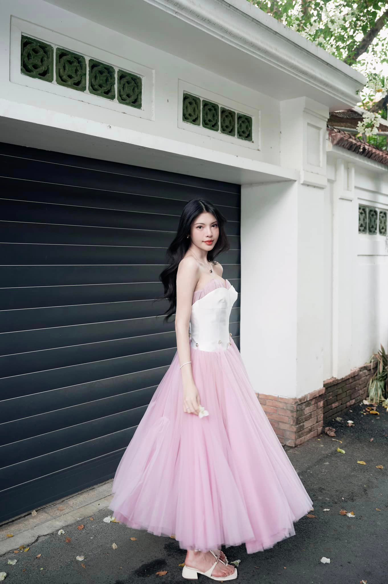 Ngoài đời, Tường San chuộng phong cách thời trang nữ tính. Ngoài đời, Tường San chuộng phong cách thời trang nữ tính.