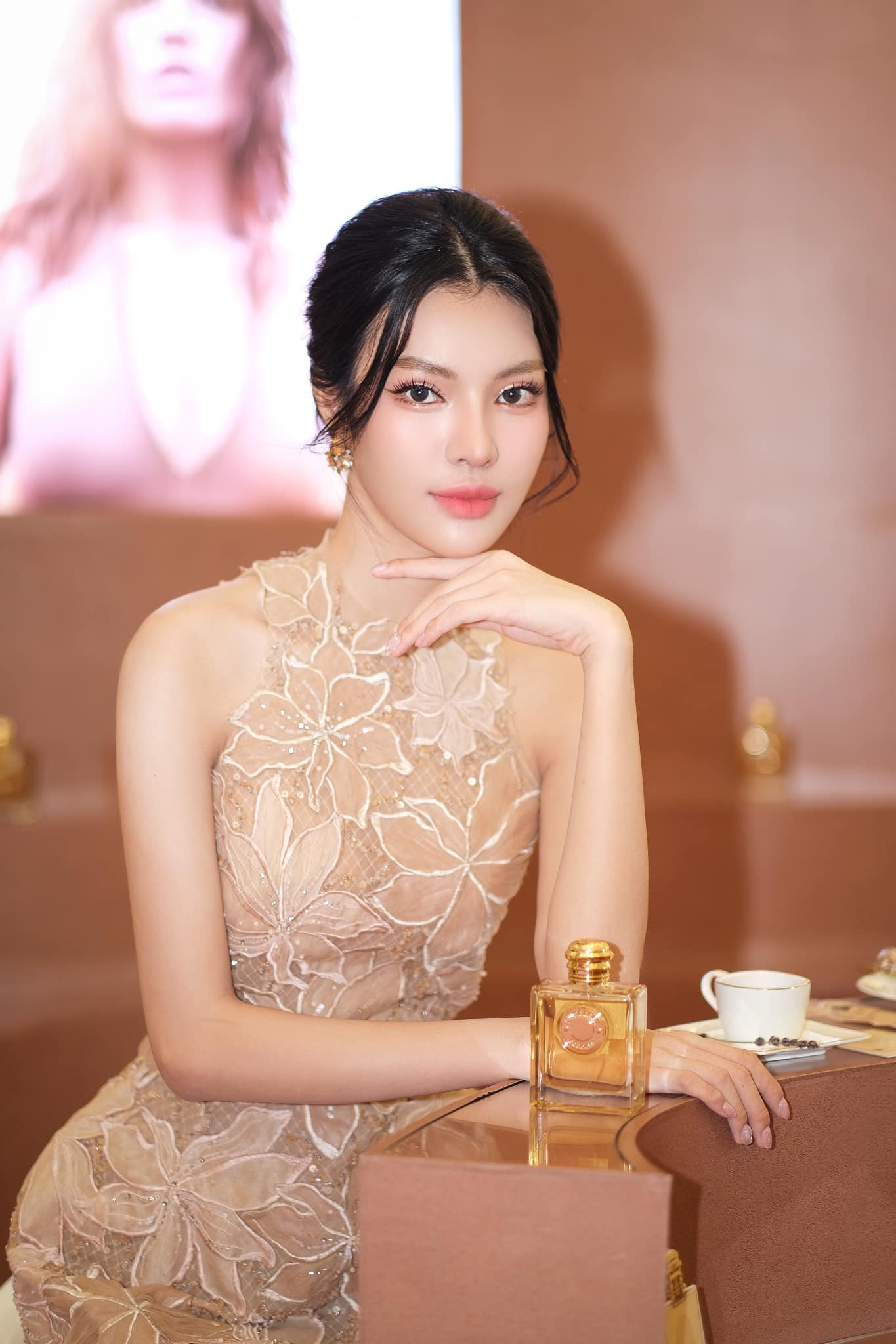 Nhan sắc ngọt ngào của Tường San. Nhan sắc ngọt ngào của Tường San.