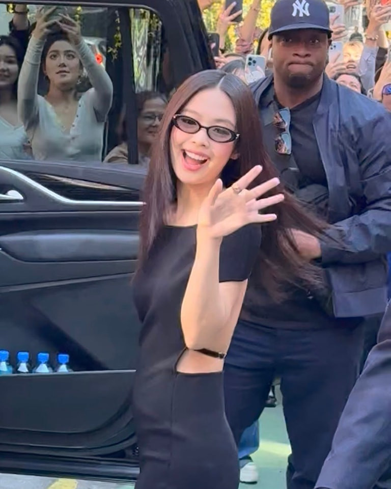 Giọng ca Solo diện thiết kế khoe lưng trần, quảng bá bộ sưu tập Jentel Salon. Giọng ca Solo diện thiết kế khoe lưng trần, quảng bá bộ sưu tập Jentel Salon.