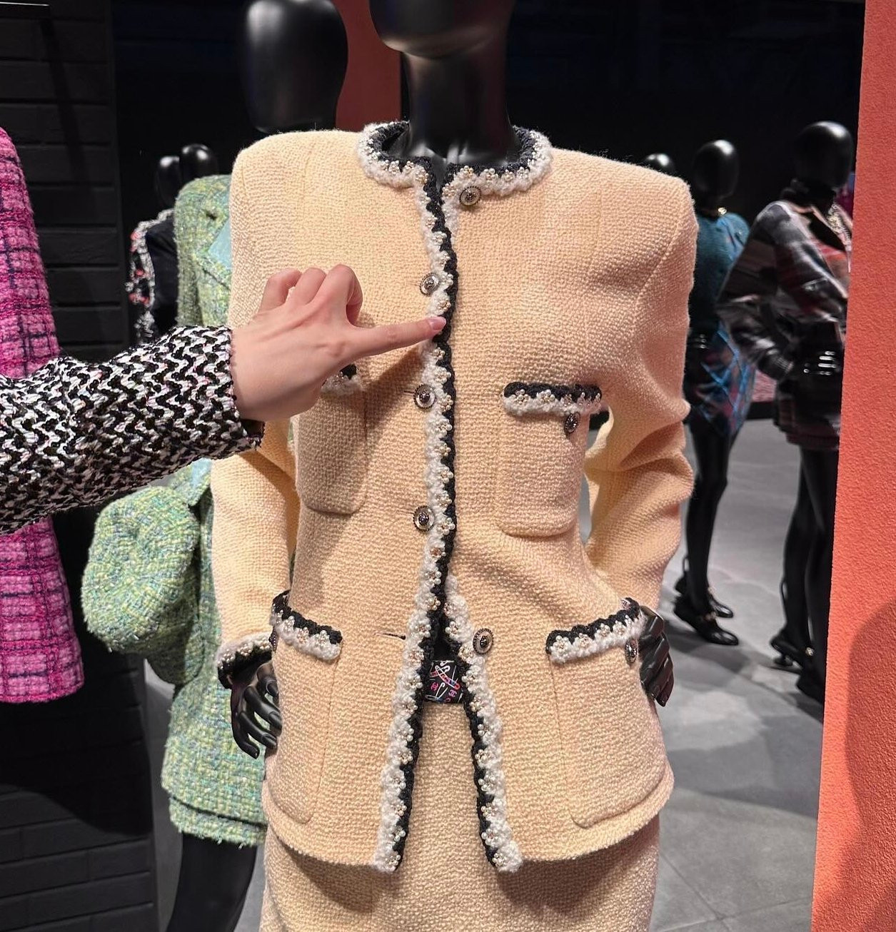 Thiết kế chất liệu dạ tweed quen thuộc của thương hiệu với các chi tiết viền bông, cúc bấm chế tác cầu kỳ. Thiết kế chất liệu dạ tweed quen thuộc của thương hiệu với các chi tiết viền bông, cúc bấm chế tác cầu kỳ.