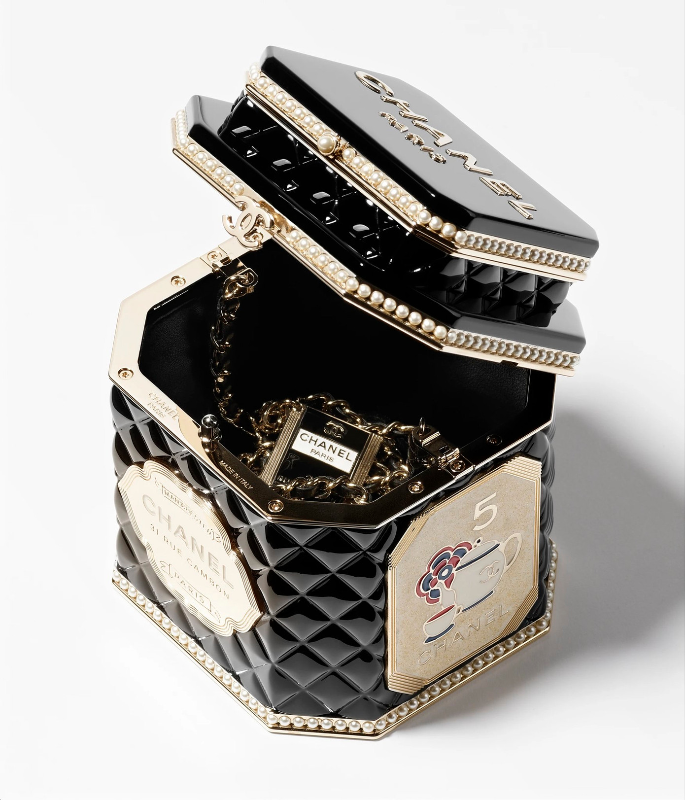 Chủ nhân hit Heartbreaker diện áo khoác dạ giá 7850 đô la (gần 200 triệu đồng) cùng mẫu túi Chanel Tea Box đến từ BST Métiers D’art 2023/24. Chủ nhân hit Heartbreaker diện áo khoác dạ giá 7850 đô la (gần 200 triệu đồng) cùng mẫu túi Chanel Tea Box đến từ BST Métiers D’art 2023/24.