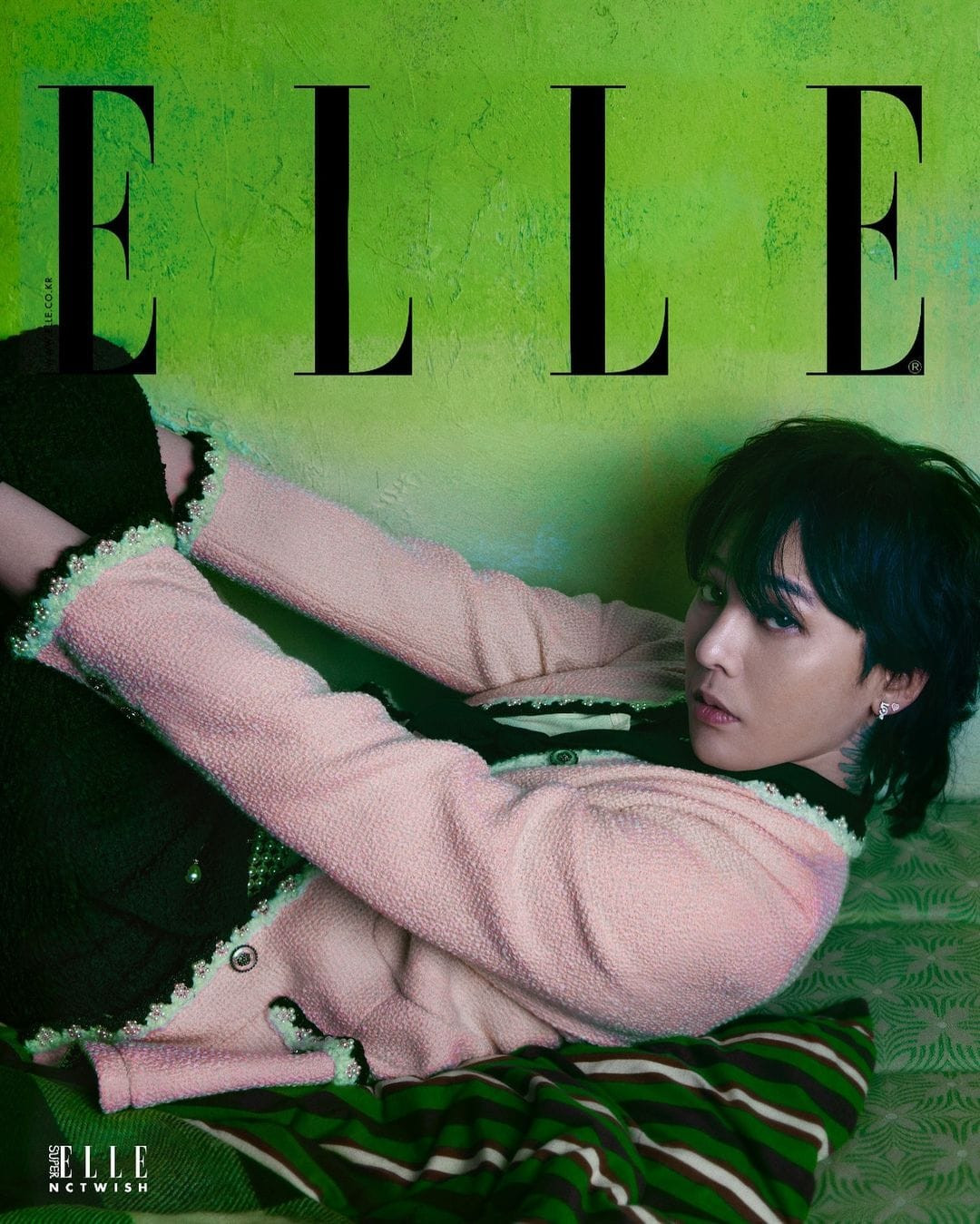 Thiết kế chất liệu dạ tweed quen thuộc của thương hiệu với các chi tiết viền bông, cúc bấm chế tác cầu kỳ. Thiết kế chất liệu dạ tweed quen thuộc của thương hiệu với các chi tiết viền bông, cúc bấm chế tác cầu kỳ.