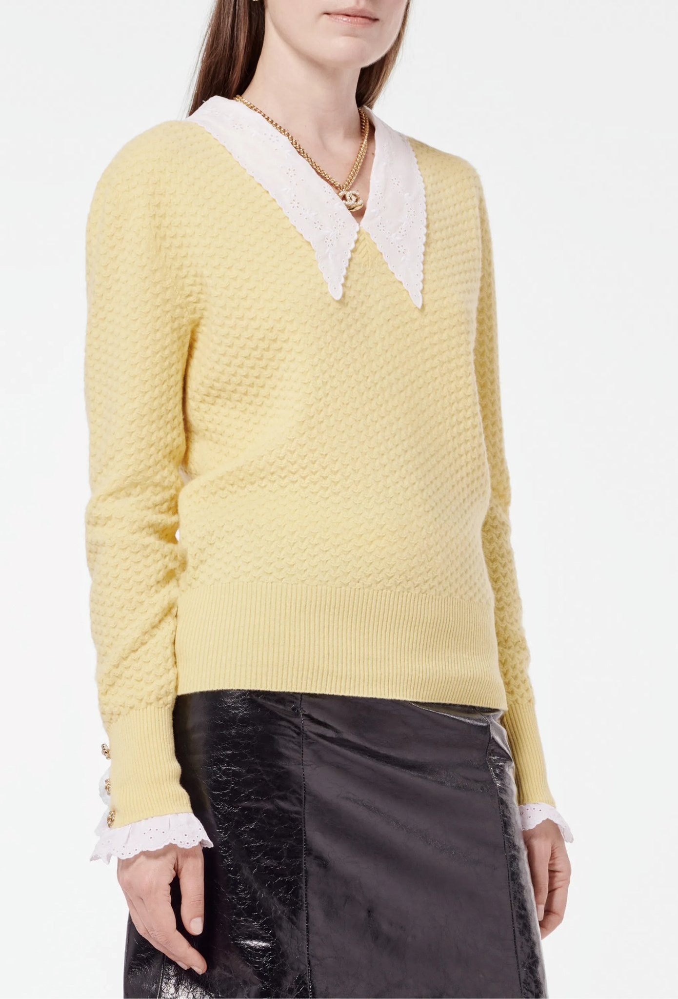 Mẫu áo len màu vàng ôm sát với các chi tiết ren có giá 4900 đô la (hơn 124 triệu đồng) không làm khó được chàng đại sứ. Mẫu áo len màu vàng ôm sát với các chi tiết ren có giá 4900 đô la (hơn 124 triệu đồng) không làm khó được chàng đại sứ.