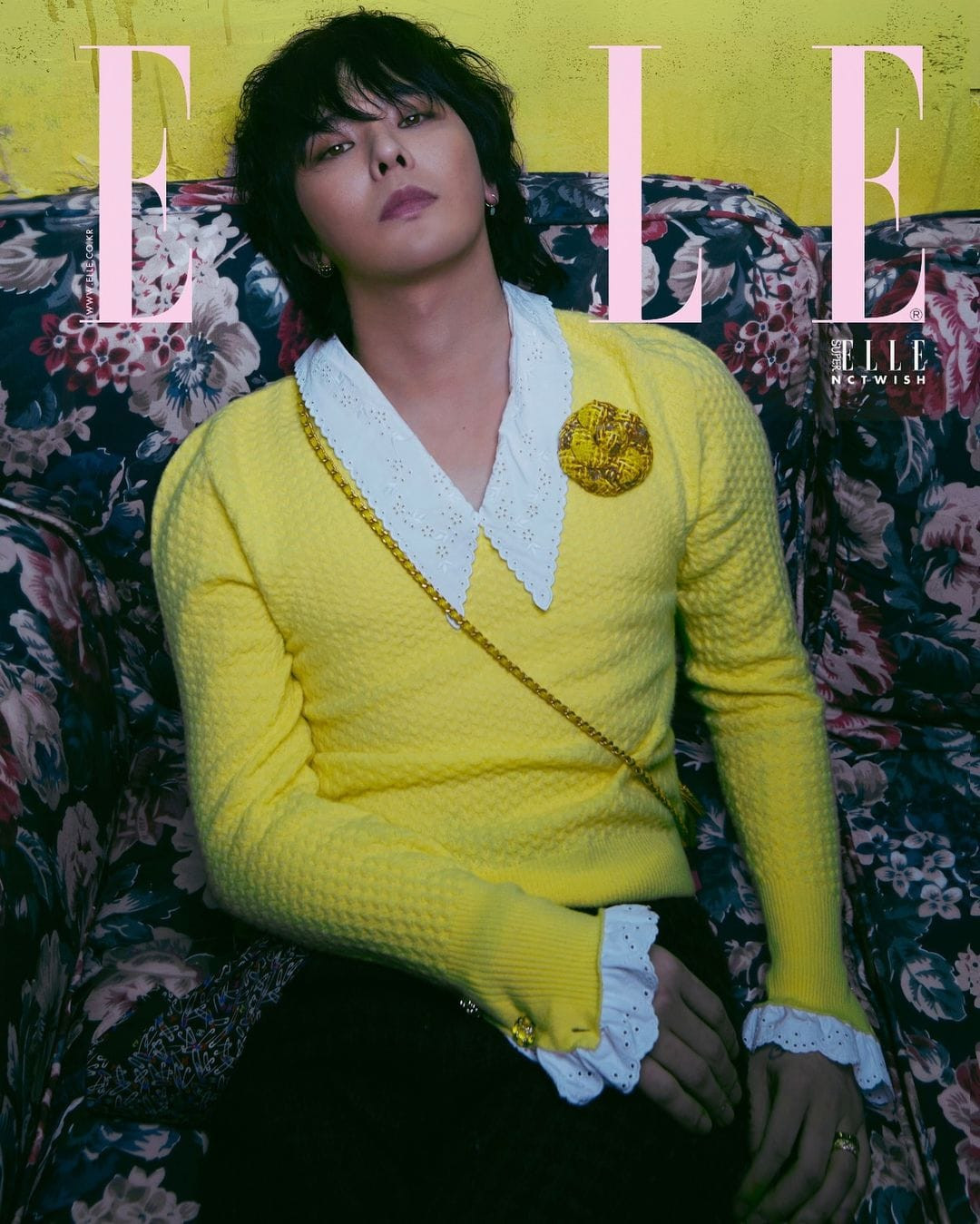 Mẫu áo len màu vàng ôm sát với các chi tiết ren có giá 4900 đô la (hơn 124 triệu đồng) không làm khó được chàng đại sứ. Mẫu áo len màu vàng ôm sát với các chi tiết ren có giá 4900 đô la (hơn 124 triệu đồng) không làm khó được chàng đại sứ.