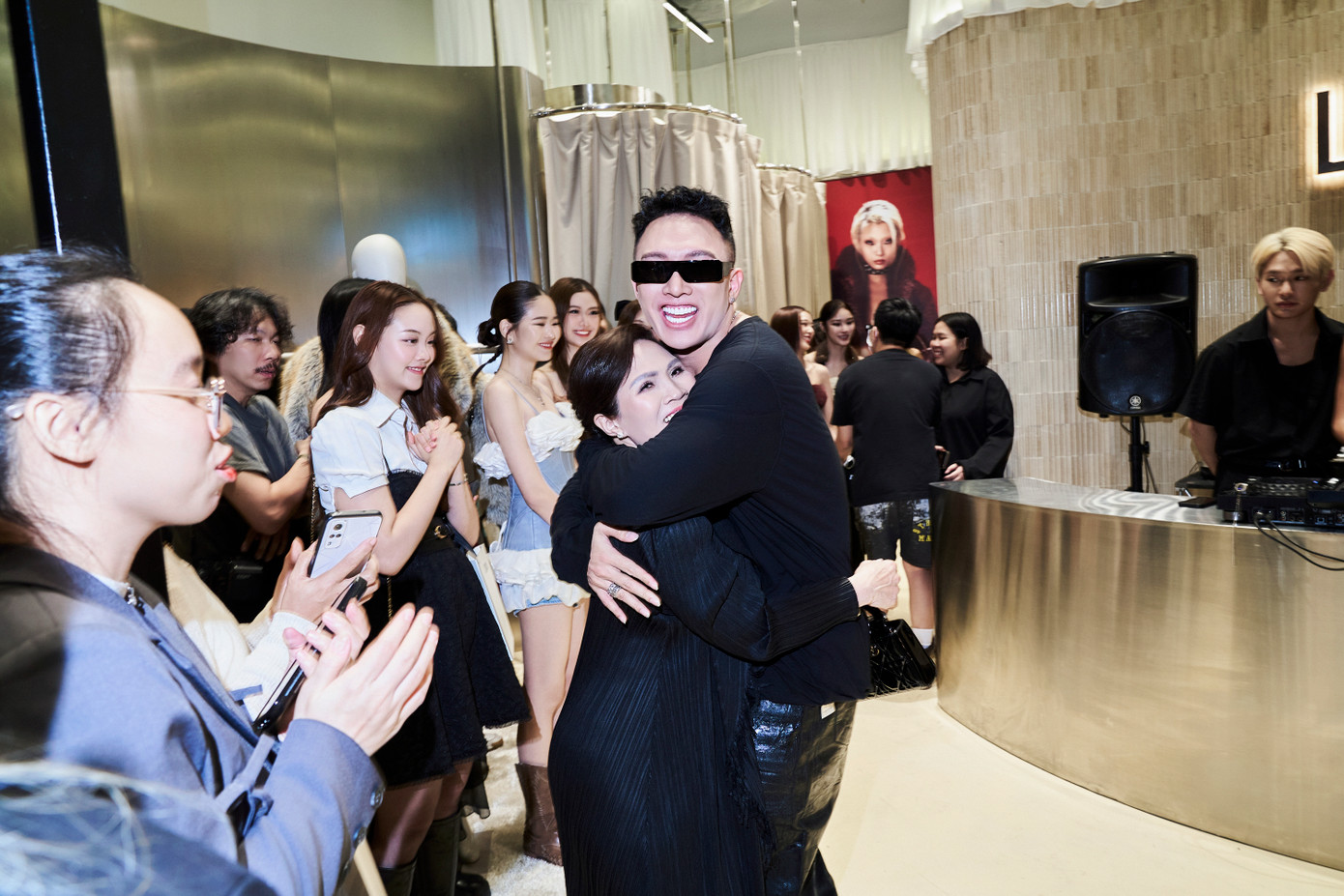 Founder LSOUL Trọng Lâm xúc động ôm mẹ trong sự kiện khai trương flagship store đầu tiên tại Thái Lan.