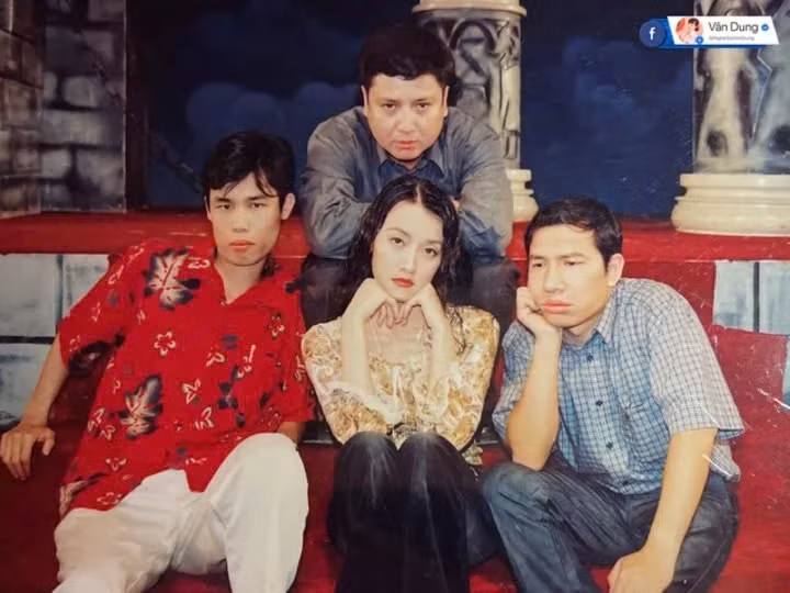 Những hình ảnh hồi trẻ được Vân Dung chia sẻ trên trang cá nhân khiến nhiều "con dâu hờ" trầm trồ vì diện mạo sắc sảo, gu thời trang sành điệu.