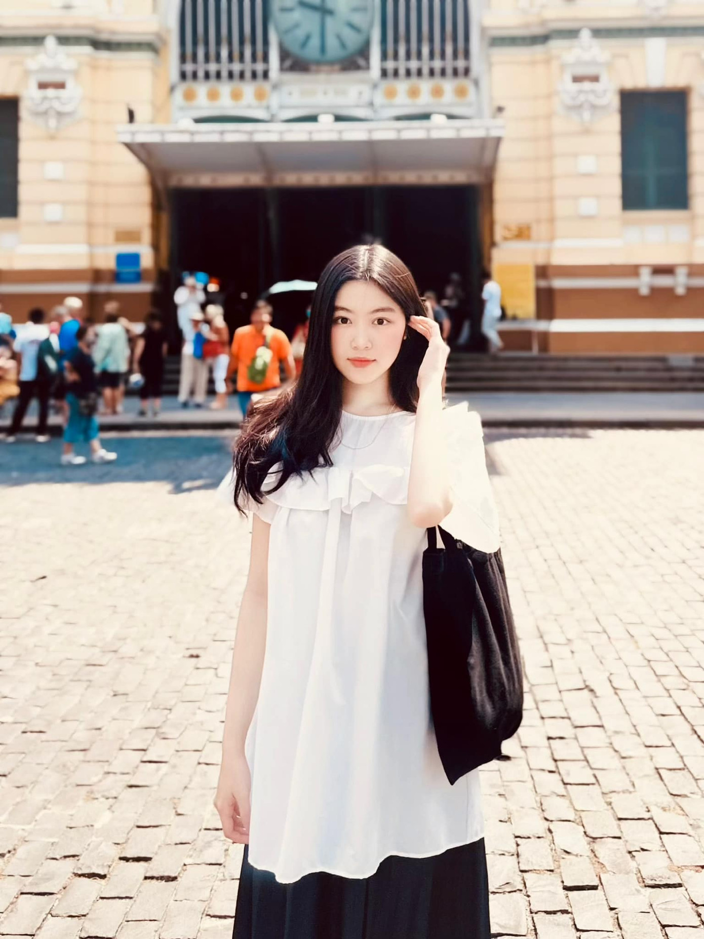 Lọ Lem chuộng trang phục thường ngày phong cách nữ tính, với các thiết kế điệu đà tông màu ngọt ngào, tôn lên visual tươi tắn.