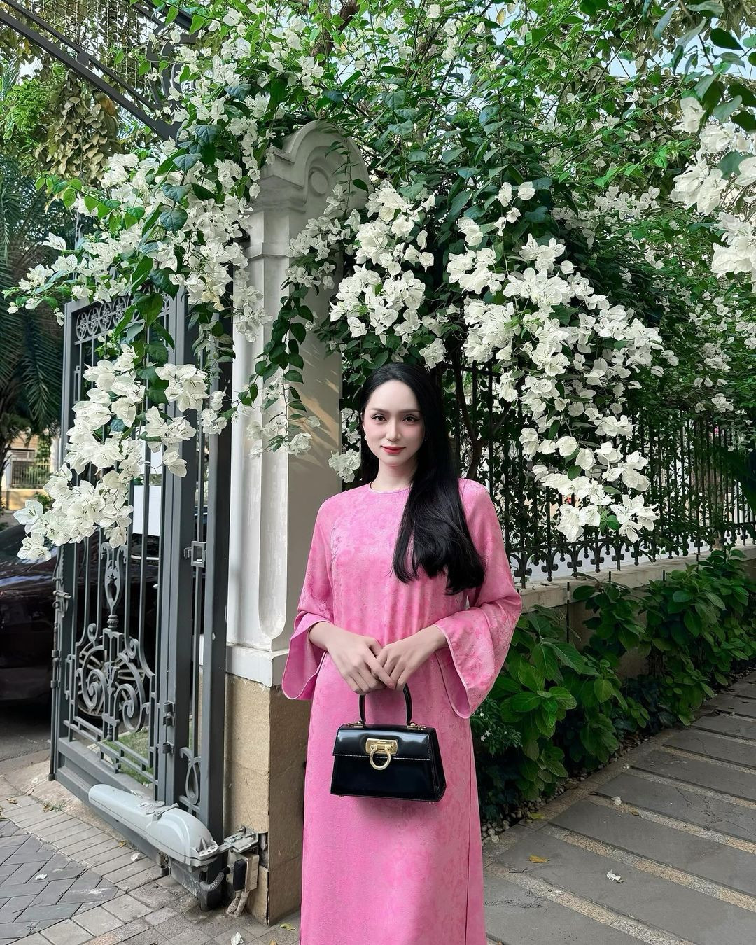 Hoa hậu Hương Giang cũng chọn mẫu áo dài này cho một sự kiện. Hoa hậu Hương Giang cũng chọn mẫu áo dài này cho một sự kiện.