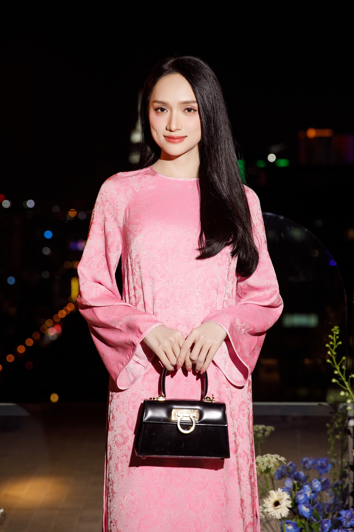 Hoa hậu Hương Giang cũng chọn mẫu áo dài này cho một sự kiện. Hoa hậu Hương Giang cũng chọn mẫu áo dài này cho một sự kiện.