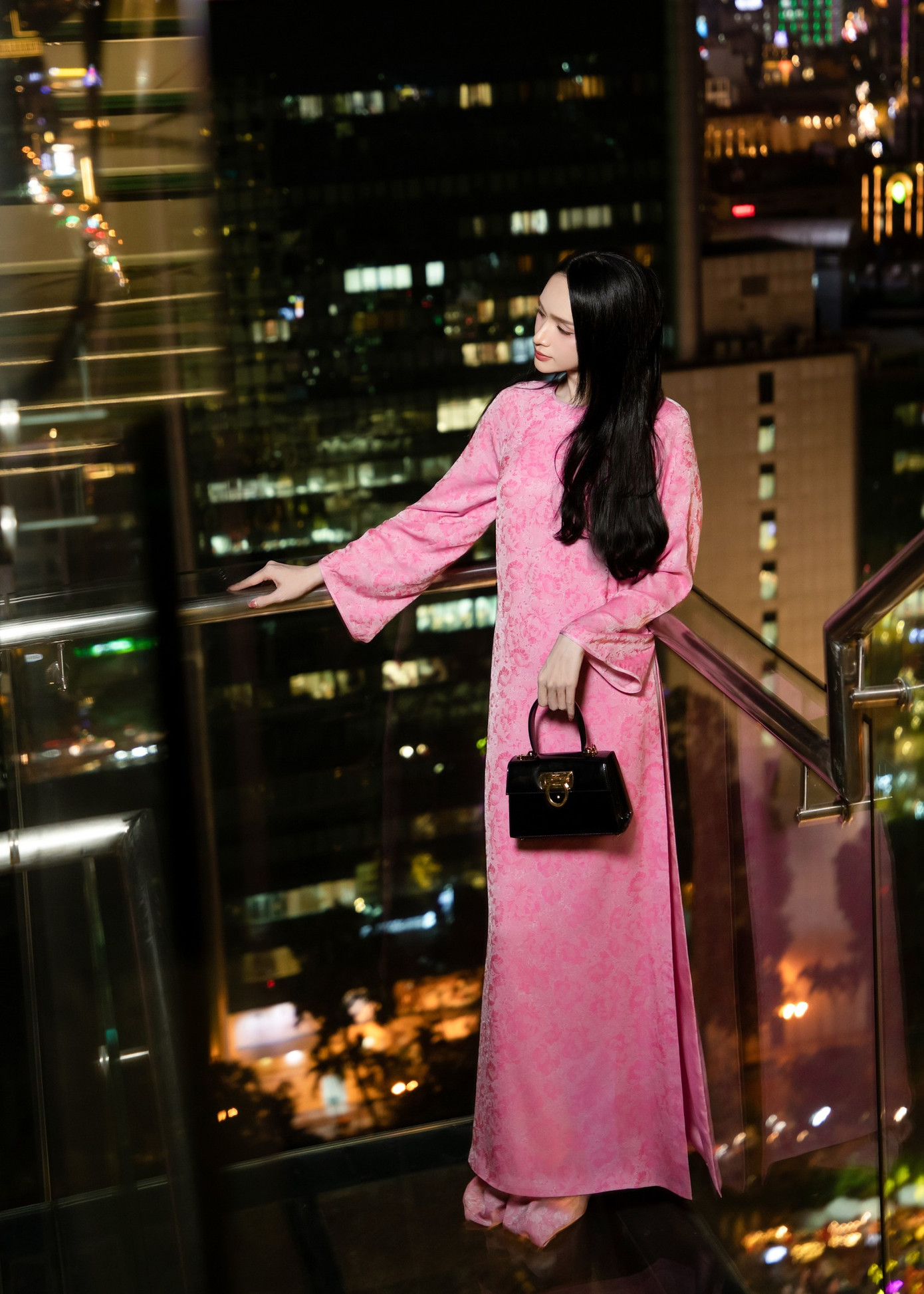 Hoa hậu Hương Giang cũng chọn mẫu áo dài này cho một sự kiện. Hoa hậu Hương Giang cũng chọn mẫu áo dài này cho một sự kiện.