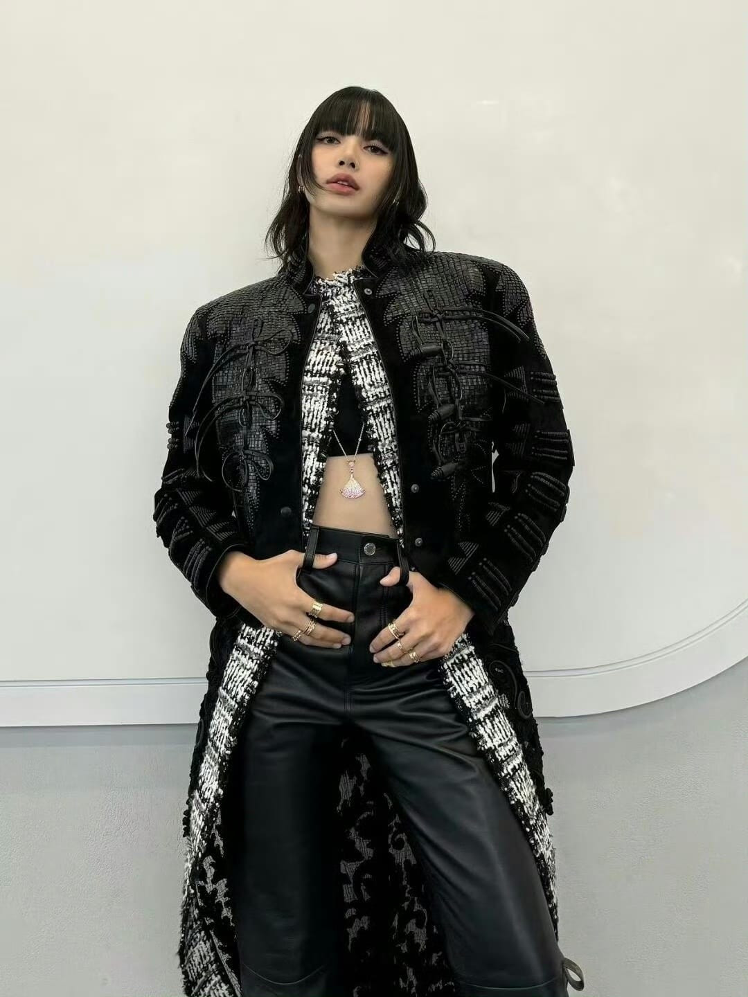 Siêu mẫu Hoyeon &quot;đụng hàng&quot; Lisa BLACPINK, Lưu Diệc Phi.