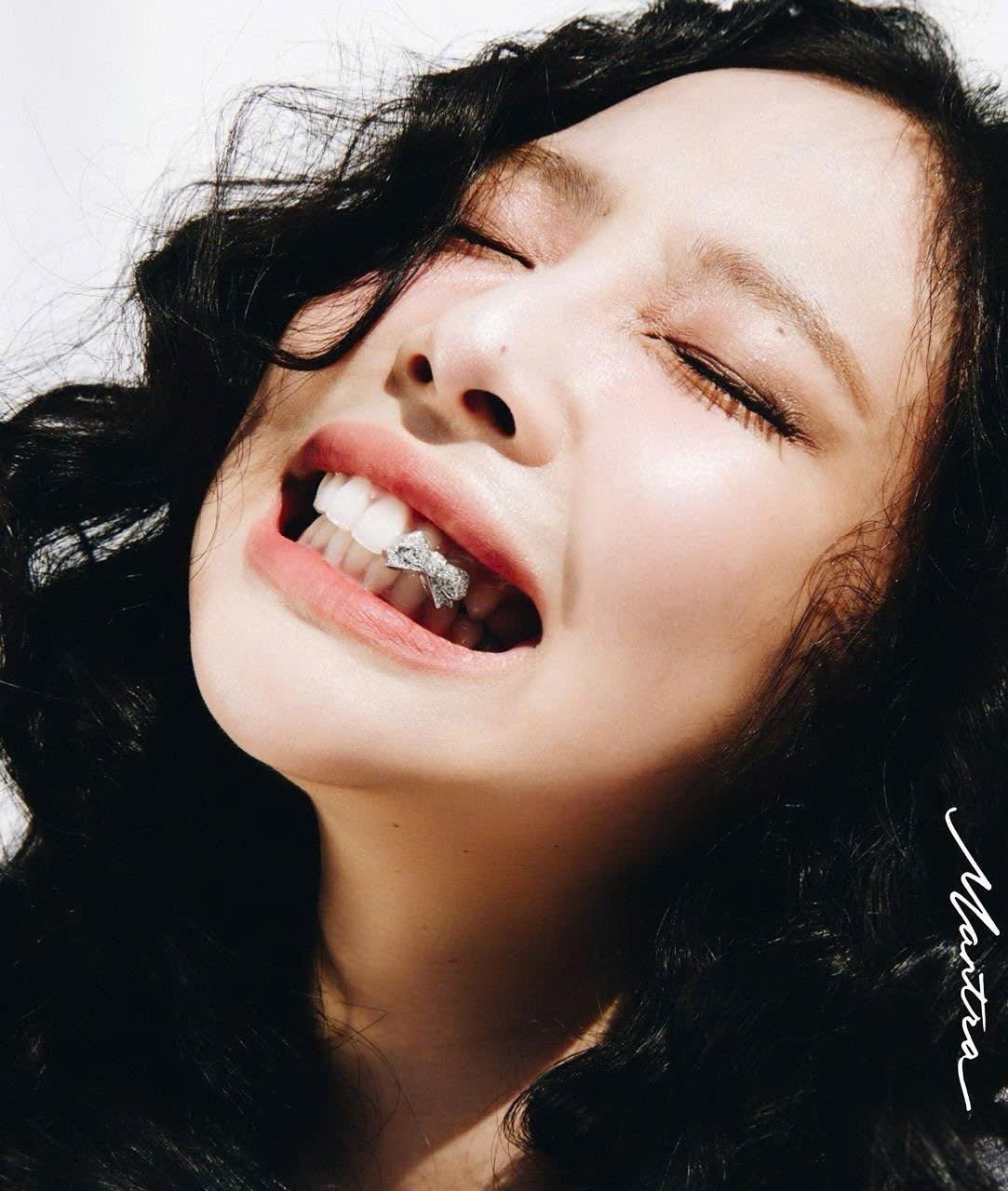 Chi tiết nơ xuất hiện xuyên suốt MV từ phụ kiện grilz trên răng, nail hay đôi giày Versace “cộp mác” tinh thần balletcore được Jennie BLACKPINK yêu thích lâu nay.