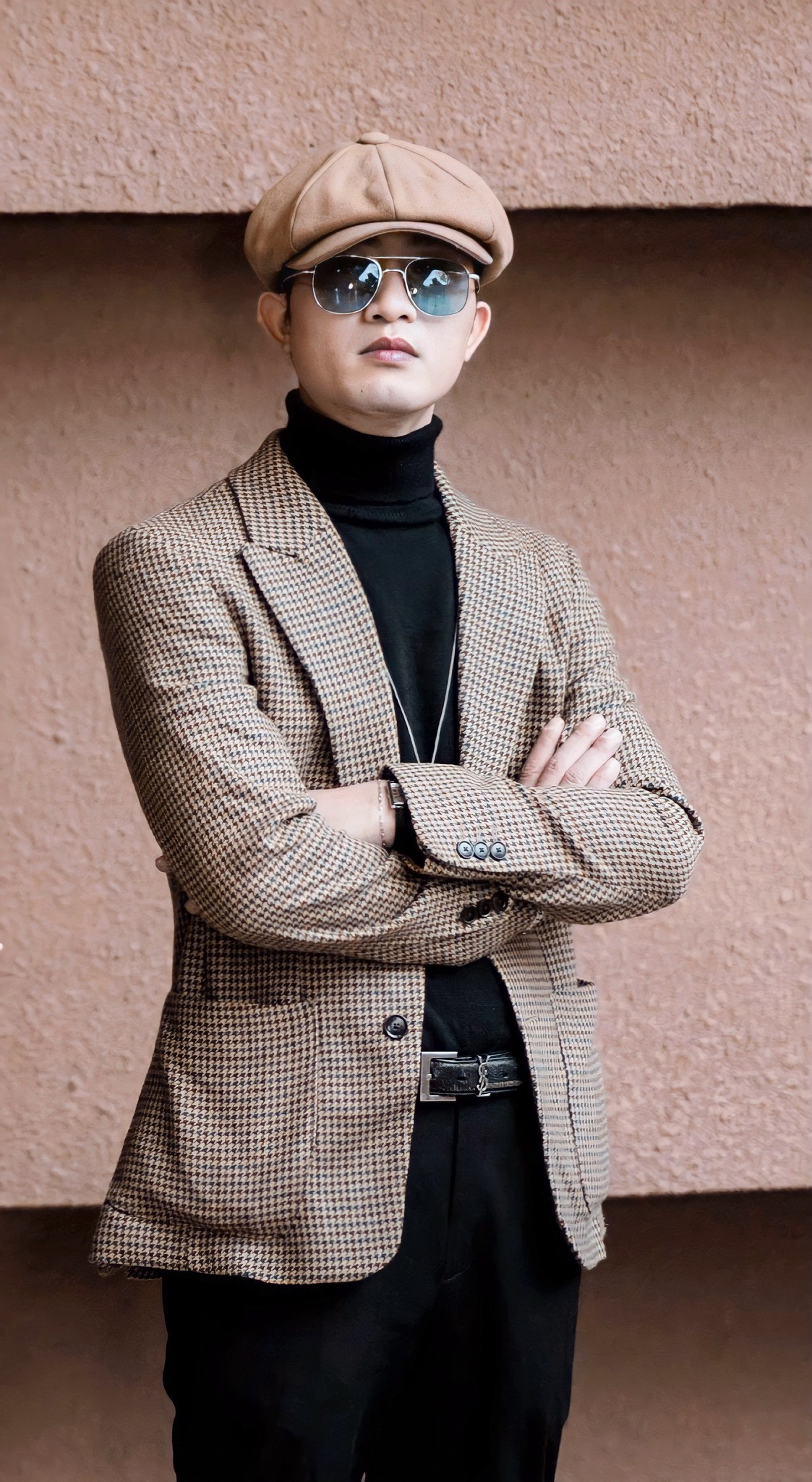 Doãn Quốc Đam 8X chuộng phụ kiện kính râm, mũ phớt rộng vành, mũ beret.