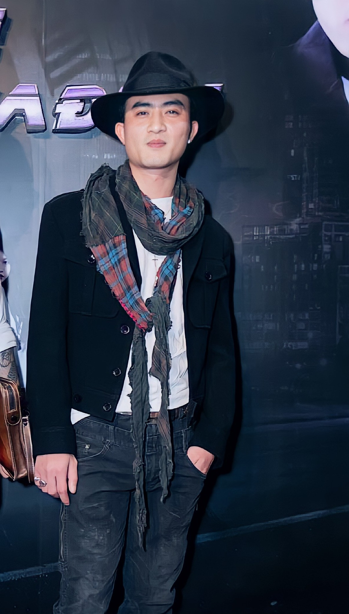 Doãn Quốc Đam 8X chuộng phụ kiện kính râm, mũ phớt rộng vành, mũ beret.