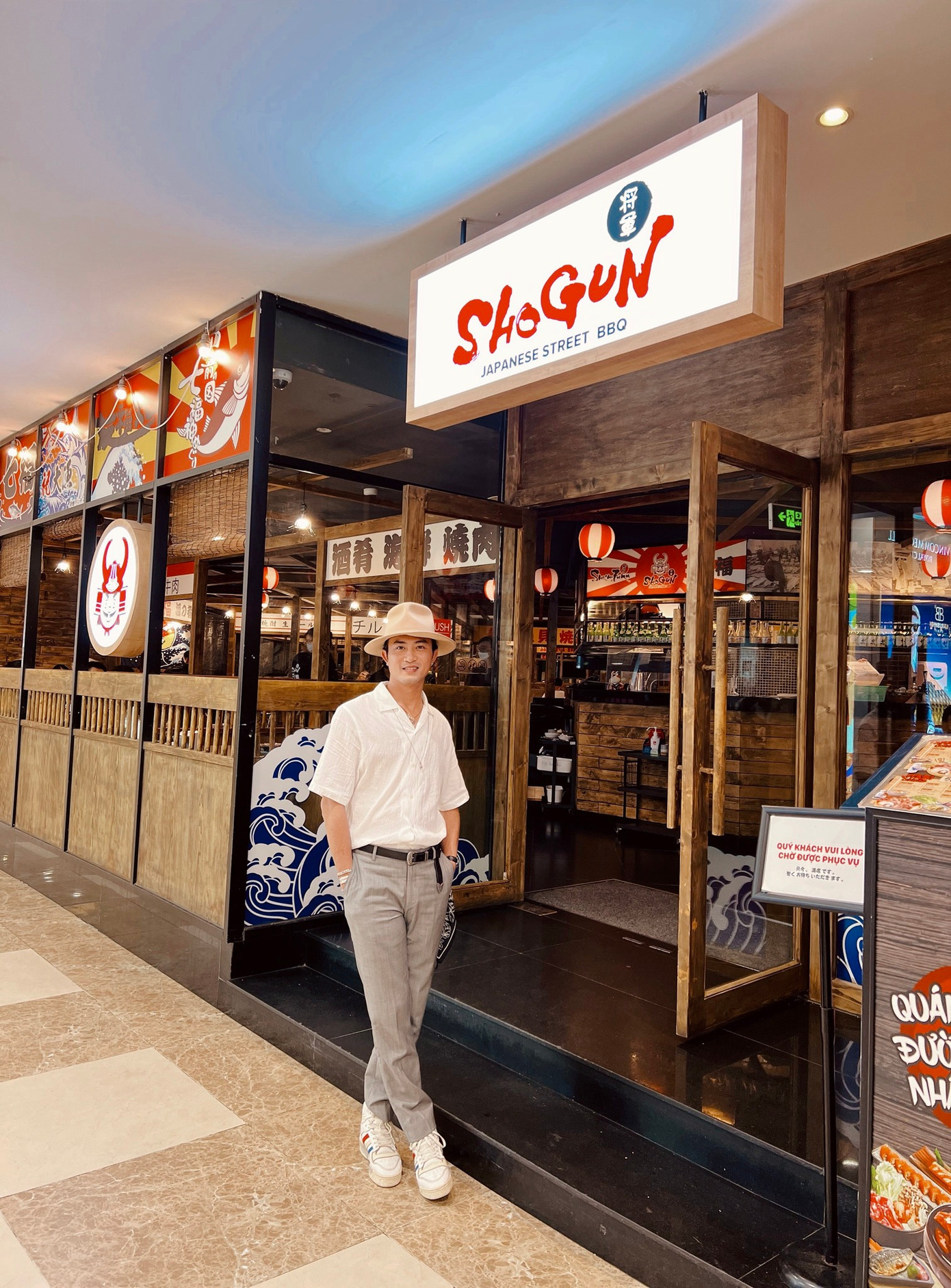 Doãn Quốc Đam 8X chuộng phụ kiện kính râm, mũ phớt rộng vành, mũ beret.