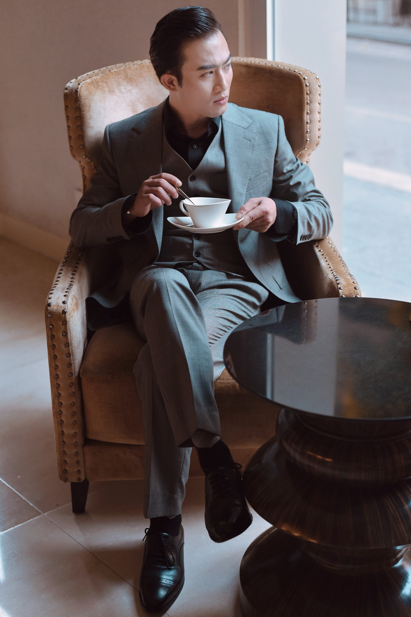 Doãn Quốc Đam không ngại thử sức với nhiều kiểu trang phục từ bụi bặm cho tới thanh lịch.