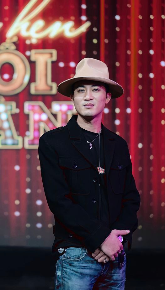 Doãn Quốc Đam 8X chuộng phụ kiện kính râm, mũ phớt rộng vành, mũ beret.