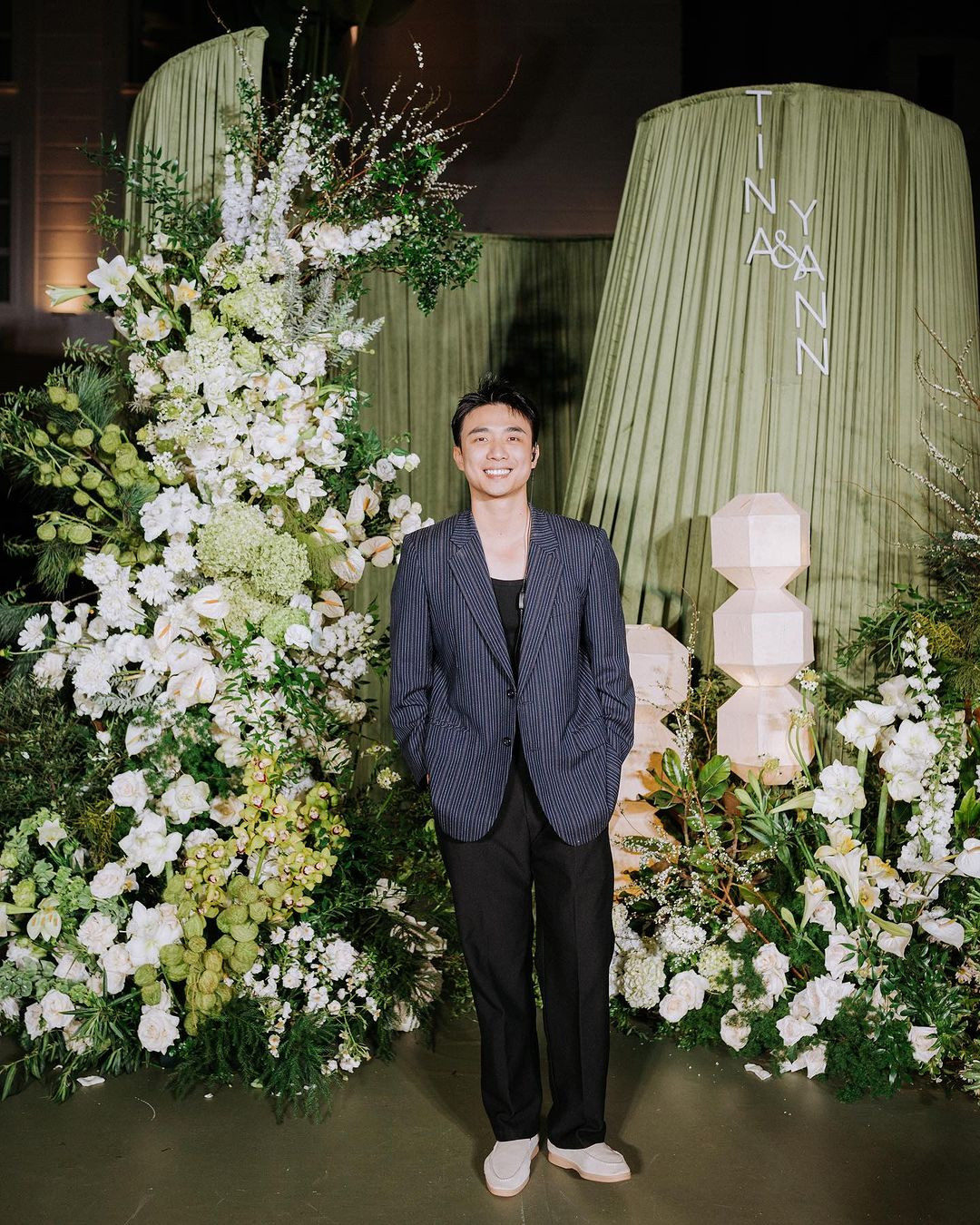 Chàng wedding planner trưởng thành, ngầu hơn trông thấy với trang phục công sở. Blazer, suit tối màu trở thành điểm nhấn, tôn lên visual của &quot;anh Âm&quot;.