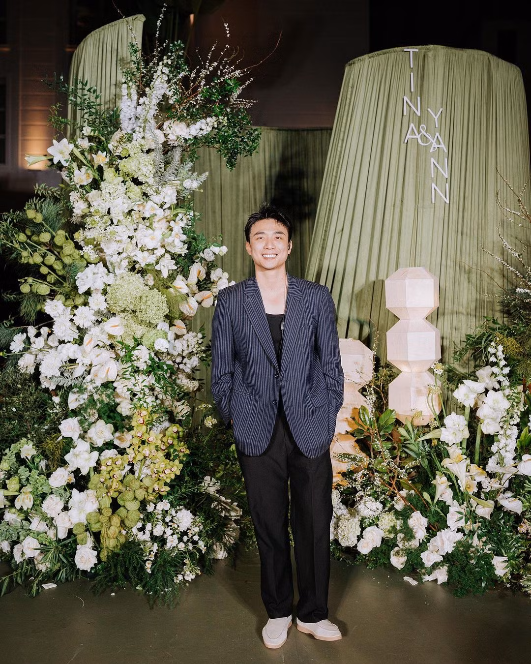 Chàng wedding planner trưởng thành, ngầu hơn trông thấy với trang phục công sở. Blazer, suit tối màu trở thành điểm nhấn, tôn lên visual của "anh Âm".