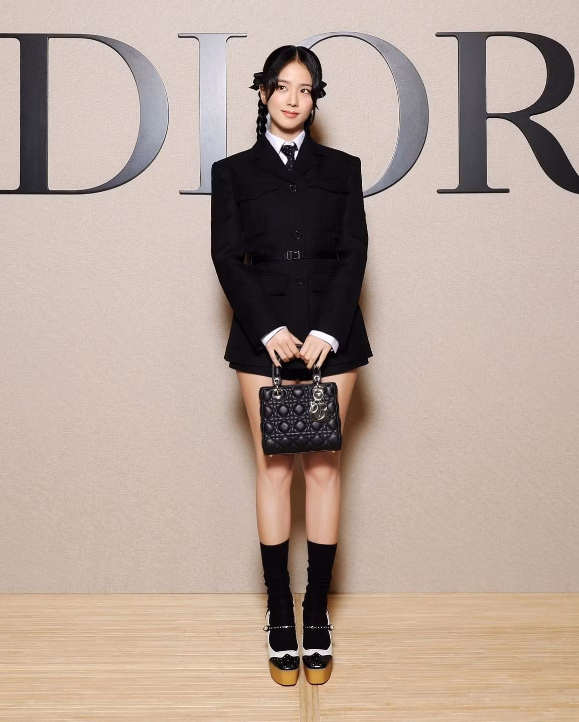 Jisoo BLACKPINK duy trì phong độ, sức ảnh hưởng trong những lần xuất hiện tại sự kiện thời trang của nhà mốt Dior với tư cách là Đại sứ thương hiệu toàn cầu.