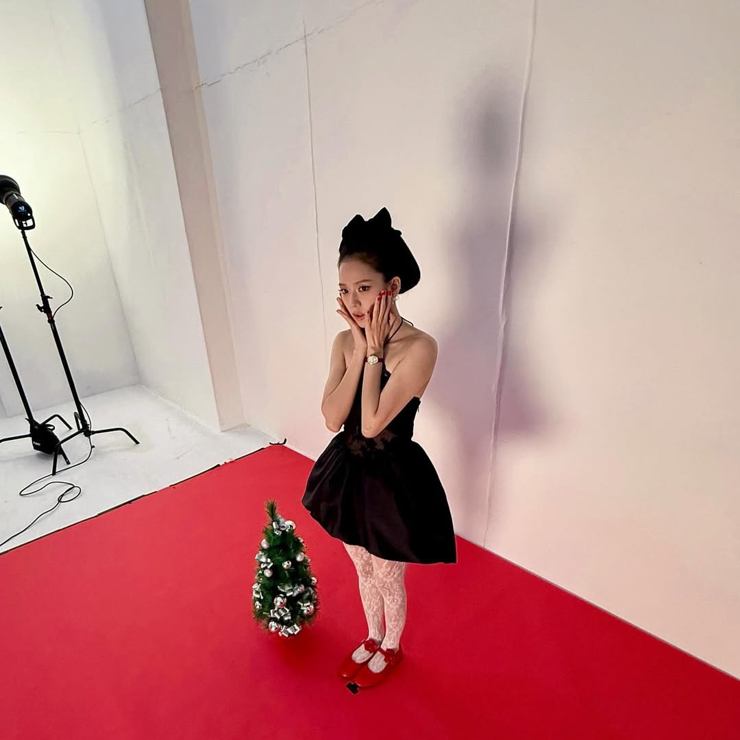 Các chi tiết nơ trên tóc, khuyên tai hay hoa 3D nổi được mix-match khéo léo, giúp tôn lên nhan sắc của &quot;nàng thơ Dior&quot;