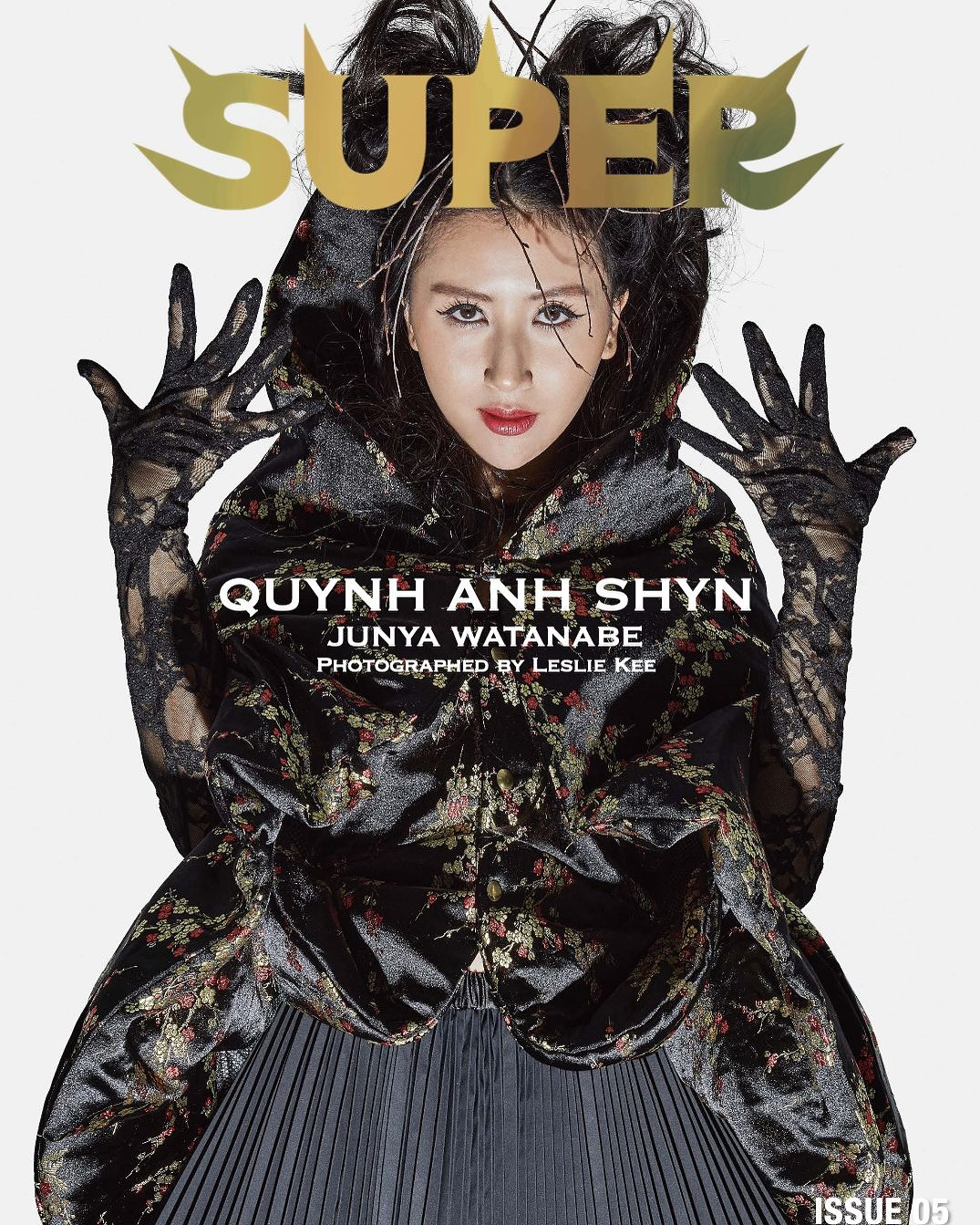 Được biết, loạt hình tạp chí được chụp bởi nhiếp ảnh gia Leslie Kee, đồng thời cũng là nhà sáng lập tạp chí Super Magazine.