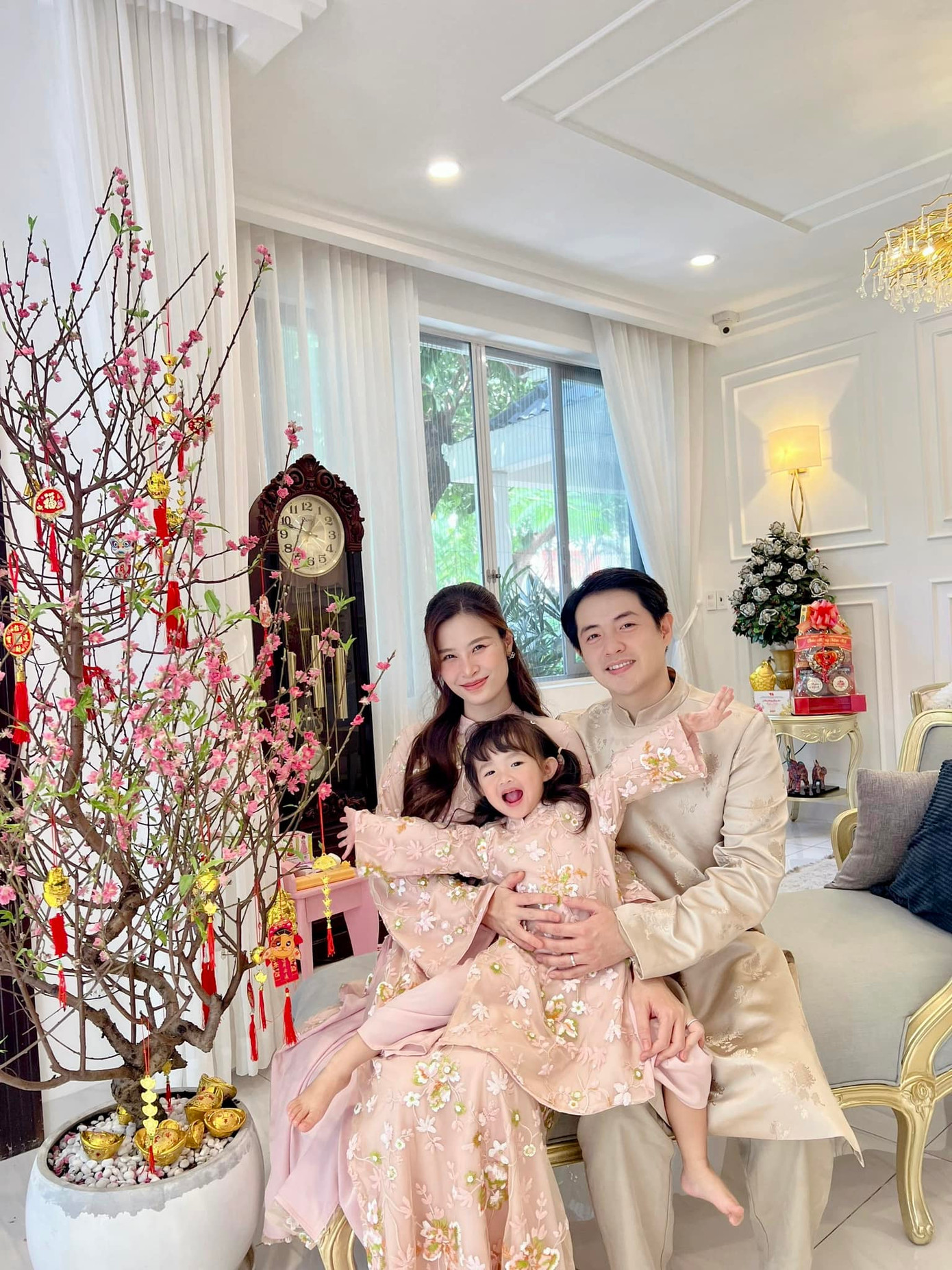 Mẫu áo dài màu hồng nhạt độc đáo cũng "lọt mắt xanh" gia đình Đông Nhi - Ông Cao Thắng.