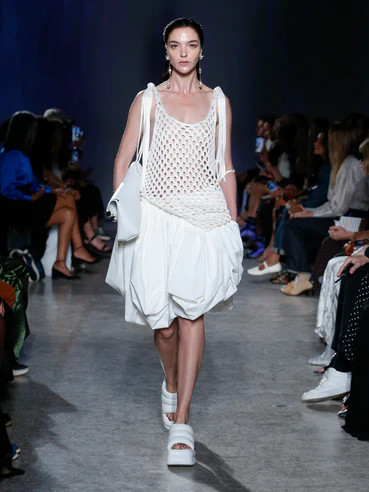 Form dáng phồng bắt đầu được các nhà mốt quốc tế như Valentino, Prada, Proenza Schouler ưa chuộng vào khoảng giữa năm 2023.