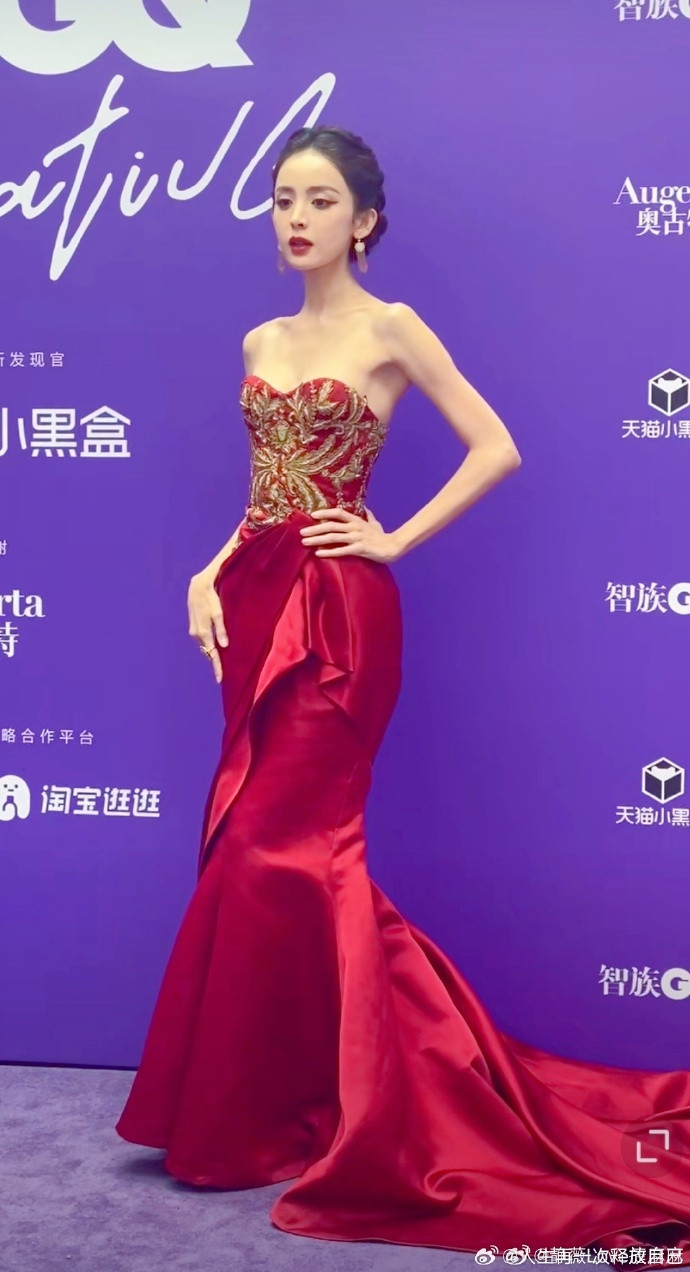 Tại sự kiện lần này, người đẹp 9X diện mẫu đầm cúp ngực đỏ bắt mắt, tà váy dài. Thiết kế đến từ BST Thu Đông 2013 của nhà mốt Marchesa tôn lên màu da trắng sáng của nữ diễn viên.