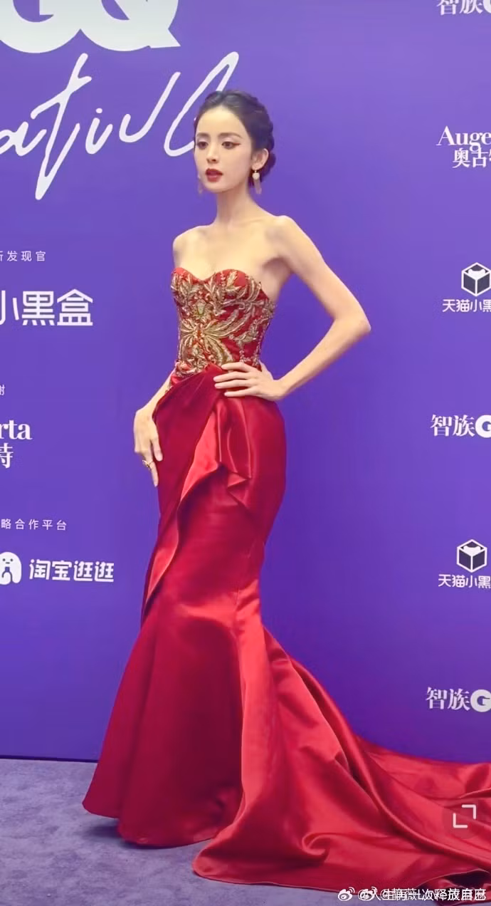 Tại sự kiện lần này, người đẹp 9X diện mẫu đầm cúp ngực đỏ bắt mắt, tà váy dài. Thiết kế đến từ BST Thu Đông 2013 của nhà mốt Marchesa tôn lên màu da trắng sáng của nữ diễn viên.