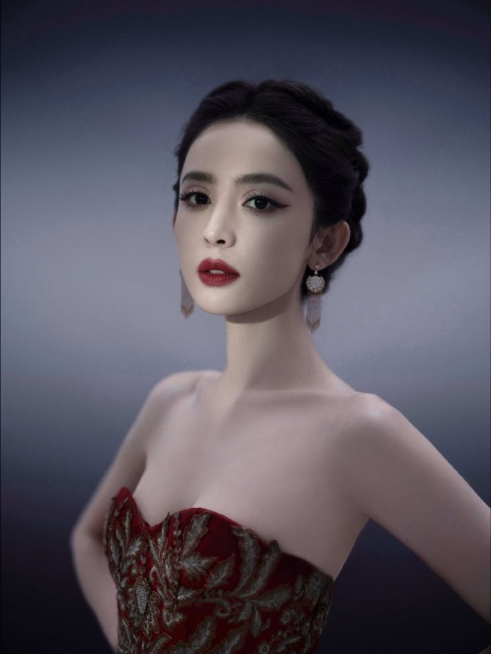 Cổ Lực Na Trát là mỹ nhân Hoa ngữ được trông đợi nhất nhì tại sự kiện GQ Thịnh Điển. Nữ diễn viên từng nhiều lần &quot;náo loạn&quot; Hot Search Weibo trong diện mạo &quot;chặt chém&quot;, cuốn hút.