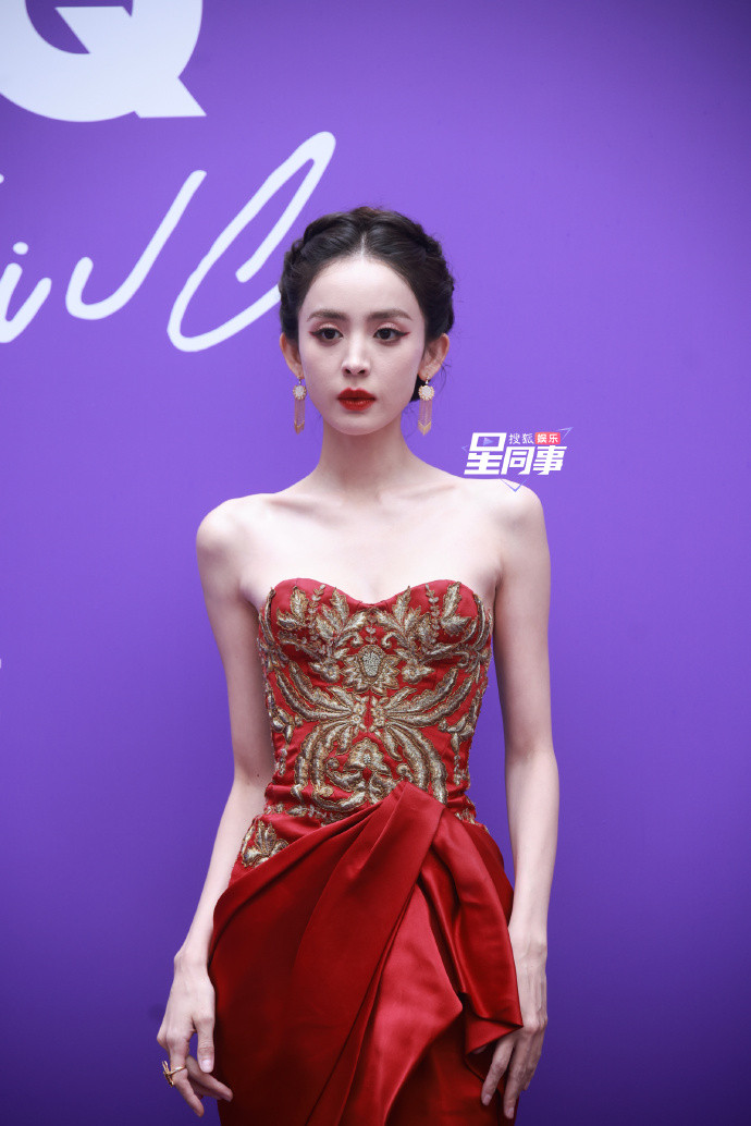 Tại sự kiện lần này, người đẹp 9X diện mẫu đầm cúp ngực đỏ bắt mắt, tà váy dài. Thiết kế đến từ BST Thu Đông 2013 của nhà mốt Marchesa tôn lên màu da trắng sáng của nữ diễn viên.