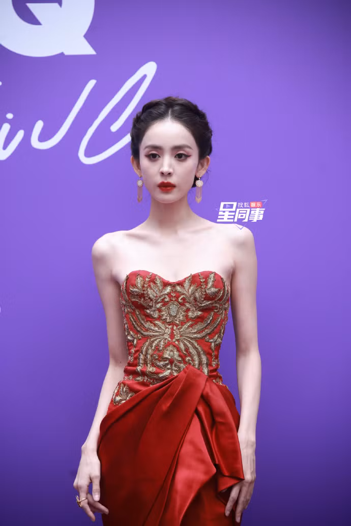 Tại sự kiện lần này, người đẹp 9X diện mẫu đầm cúp ngực đỏ bắt mắt, tà váy dài. Thiết kế đến từ BST Thu Đông 2013 của nhà mốt Marchesa tôn lên màu da trắng sáng của nữ diễn viên.