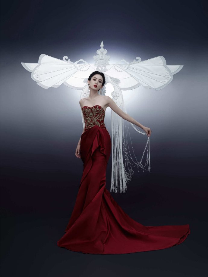 Cổ Lực Na Trát là mỹ nhân Hoa ngữ được trông đợi nhất nhì tại sự kiện GQ Thịnh Điển. Nữ diễn viên từng nhiều lần &quot;náo loạn&quot; Hot Search Weibo trong diện mạo &quot;chặt chém&quot;, cuốn hút.