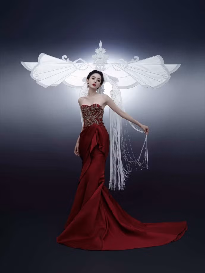 Cổ Lực Na Trát là mỹ nhân Hoa ngữ được trông đợi nhất nhì tại sự kiện GQ Thịnh Điển. Nữ diễn viên từng nhiều lần "náo loạn" Hot Search Weibo trong diện mạo "chặt chém", cuốn hút.