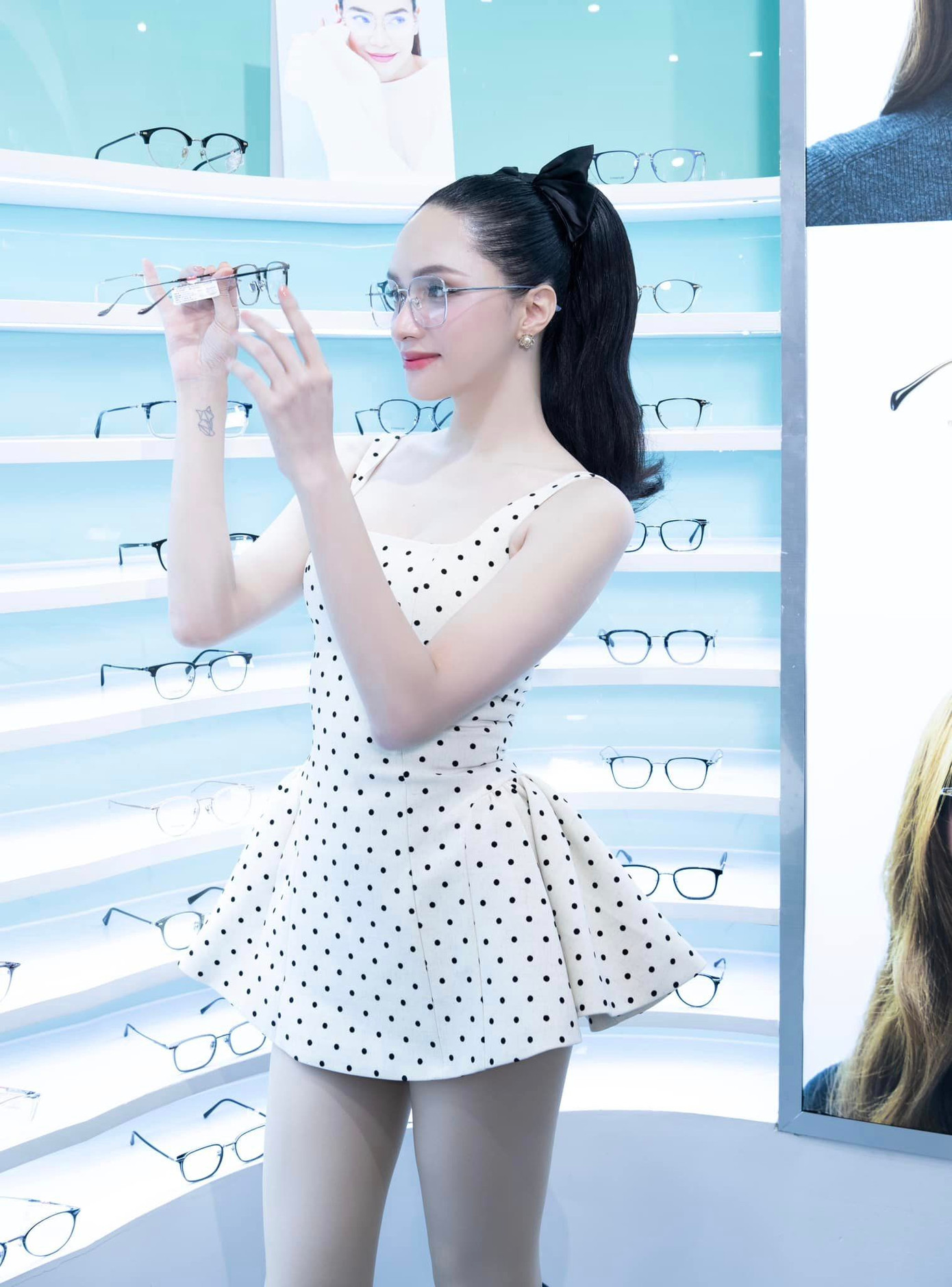 Bản phối thời trang giúp Hương Giang trông như búp bê Barbie. Bản phối thời trang giúp Hương Giang trông như búp bê Barbie.