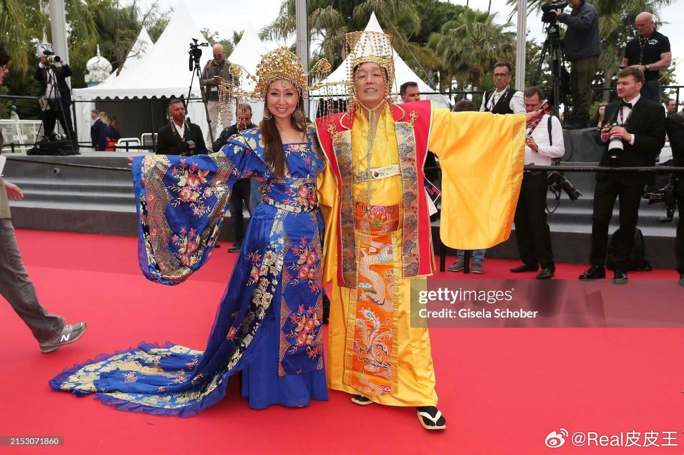 Các tạo hình khiến cư dân mạng xứ tỷ dân la ó vì bất chấp lăng xê trang phục truyền thống theo cách "ố dề" như tham gia hội chợ. Các tạo hình khiến cư dân mạng xứ tỷ dân la ó vì bất chấp lăng xê trang phục truyền thống theo cách "ố dề" như tham gia hội chợ.