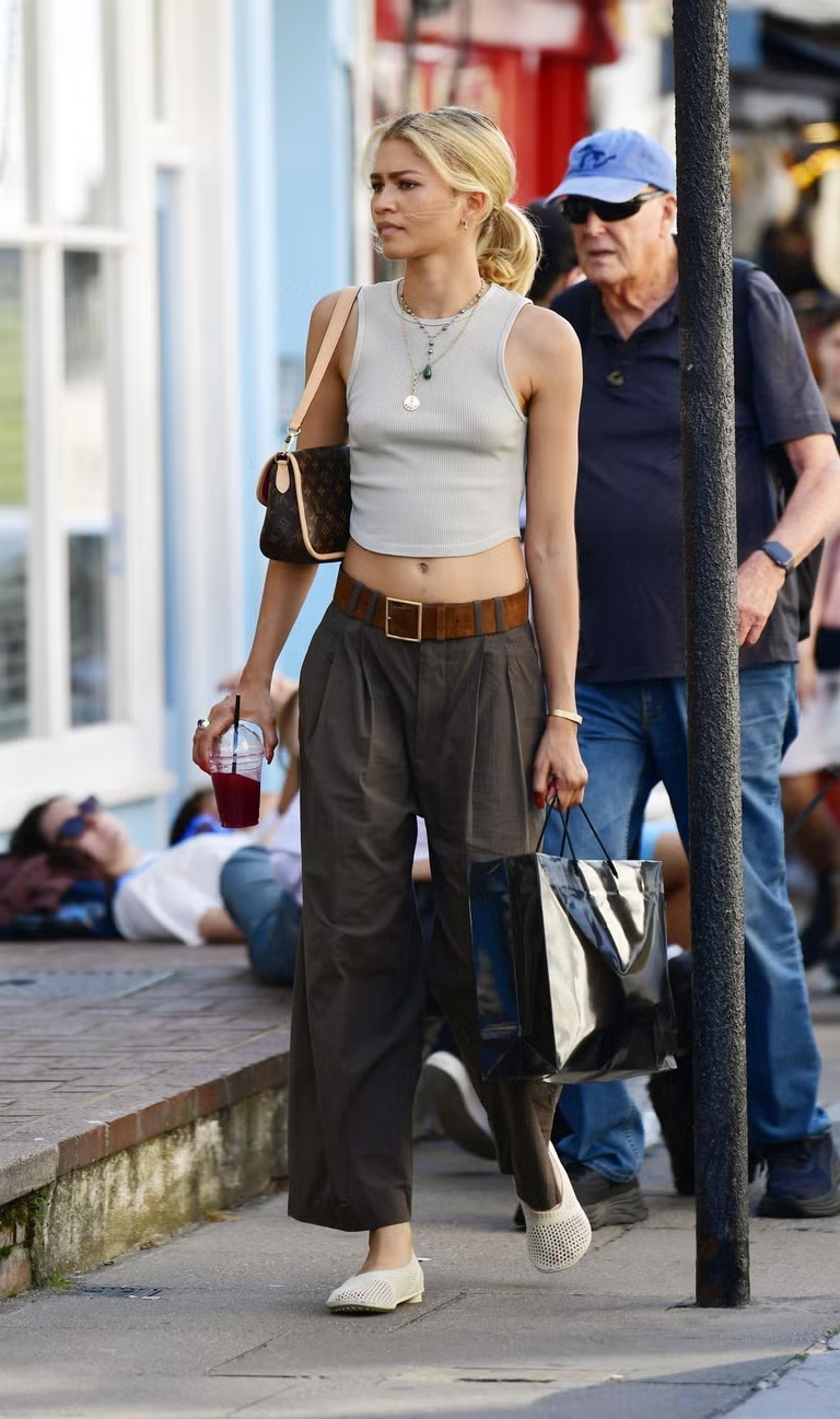 Kourtney Kardashian, Zendaya phối giày lưới đế bệt với trang phục tông màu trung tính.