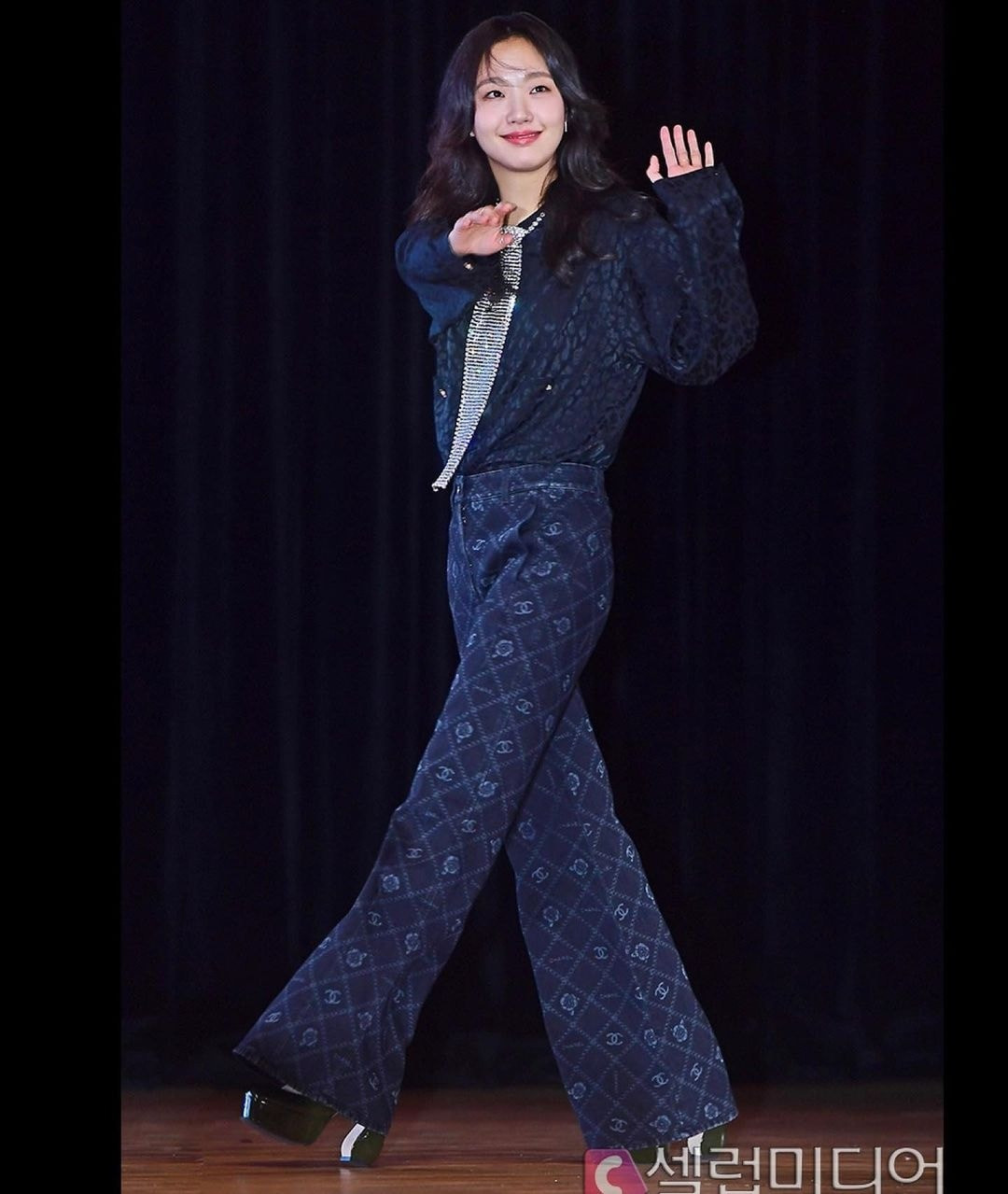 Nữ diễn viên &quot;ghi điểm&quot; trong các thiết kế kín đáo, tông màu nhã nhặn của nhà mốt Pháp trong các sự kiện, họp báo phim.