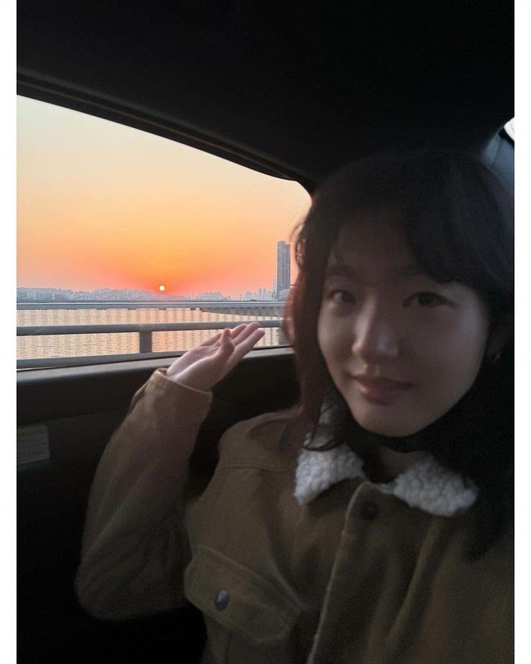 Nữ chính Exhuma khoe mặt mộc trẻ trung, không tì vết trên trang cá nhân 6,5 triệu người theo dõi.