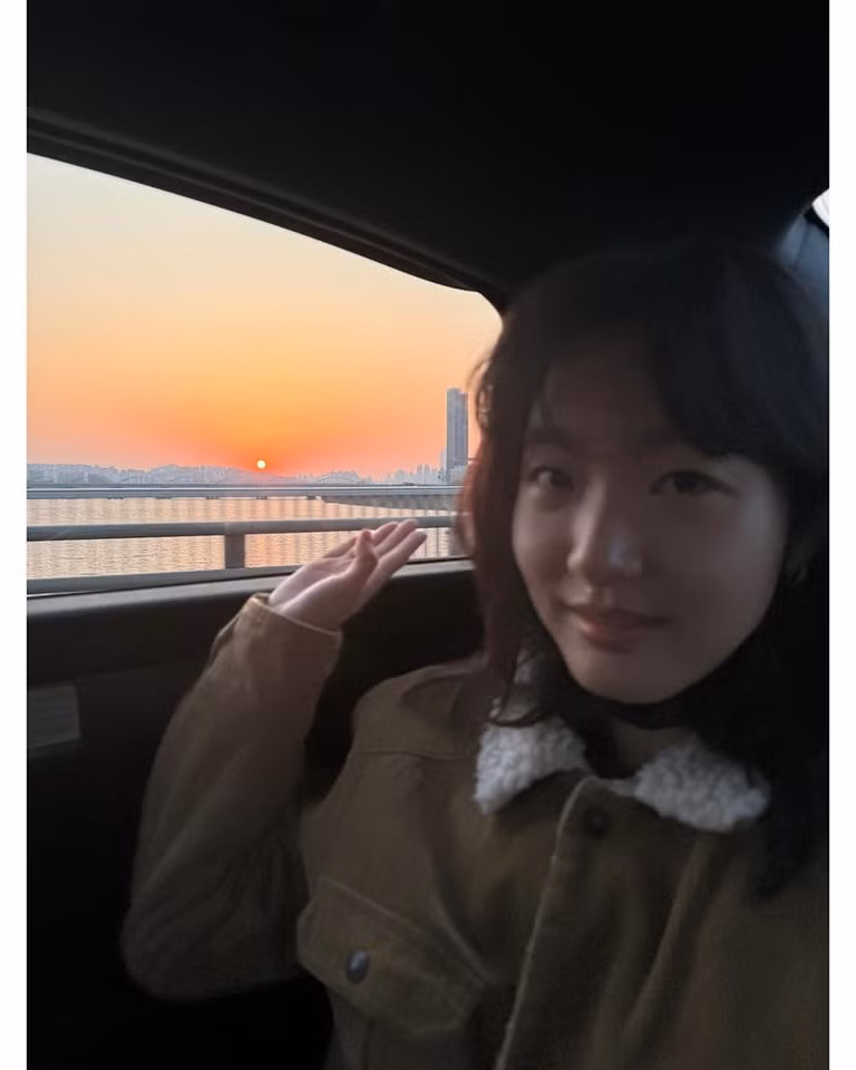 Nữ chính Exhuma khoe mặt mộc trẻ trung, không tì vết trên trang cá nhân 6,5 triệu người theo dõi.