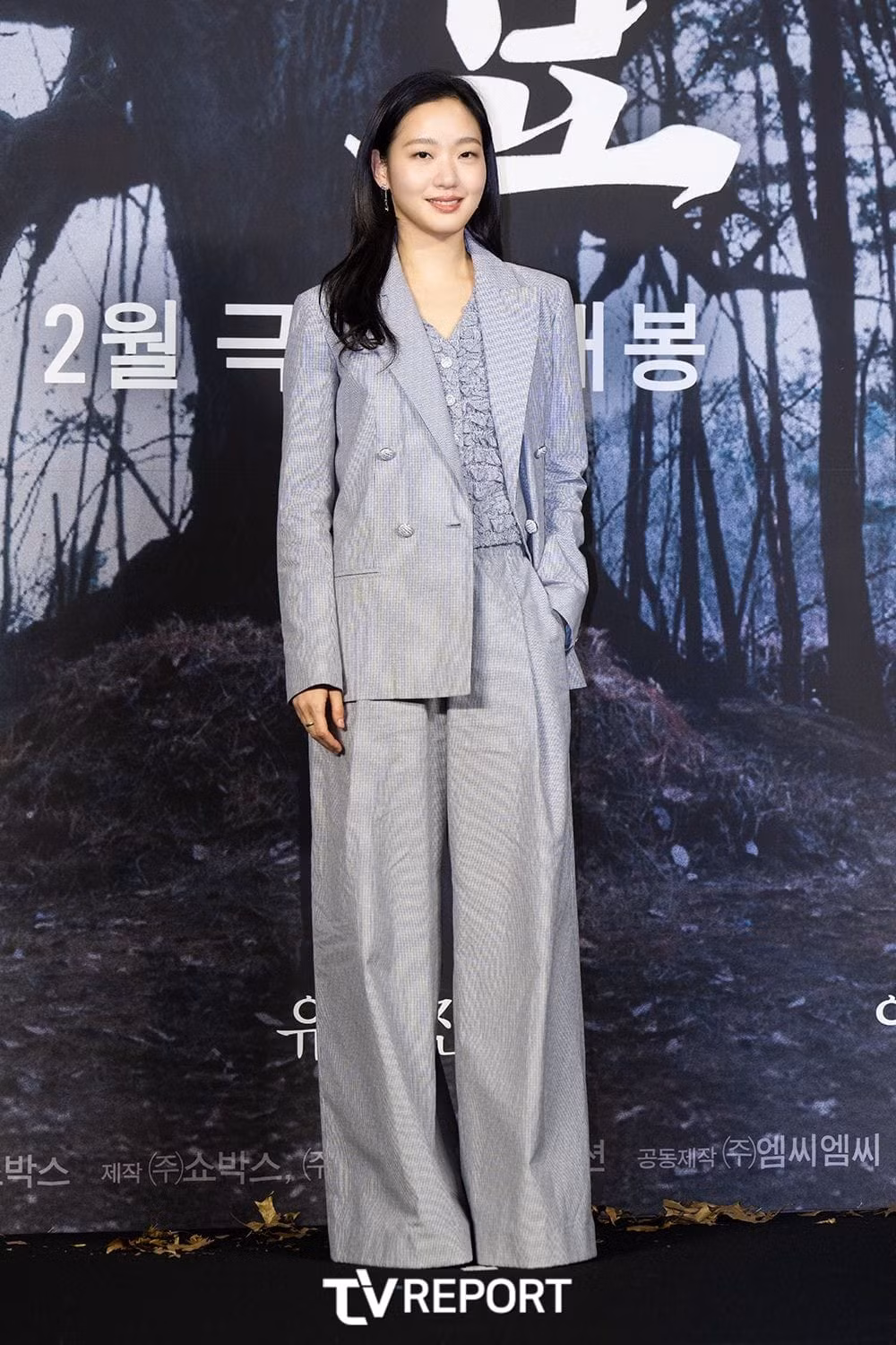 Nữ diễn viên "ghi điểm" trong các thiết kế kín đáo, tông màu nhã nhặn của nhà mốt Pháp trong các sự kiện, họp báo phim.