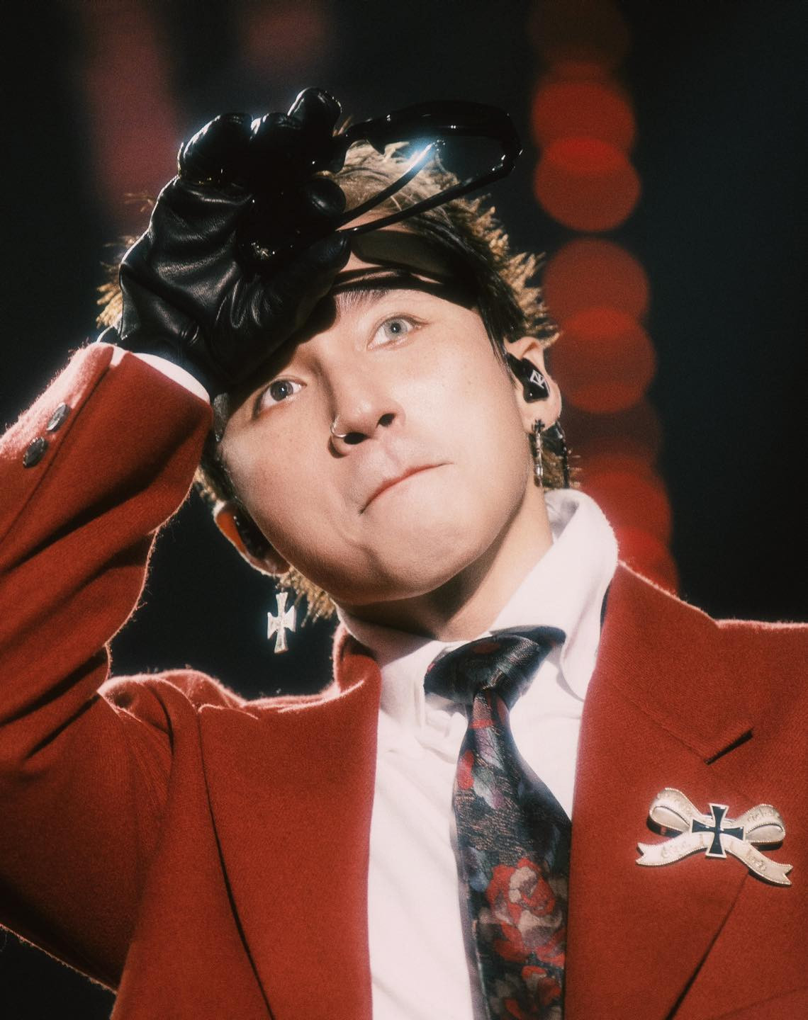 Kiểu đeo kính áp tròng một bên được Sơn Tùng M-TP yêu thích thời gian gần đây.