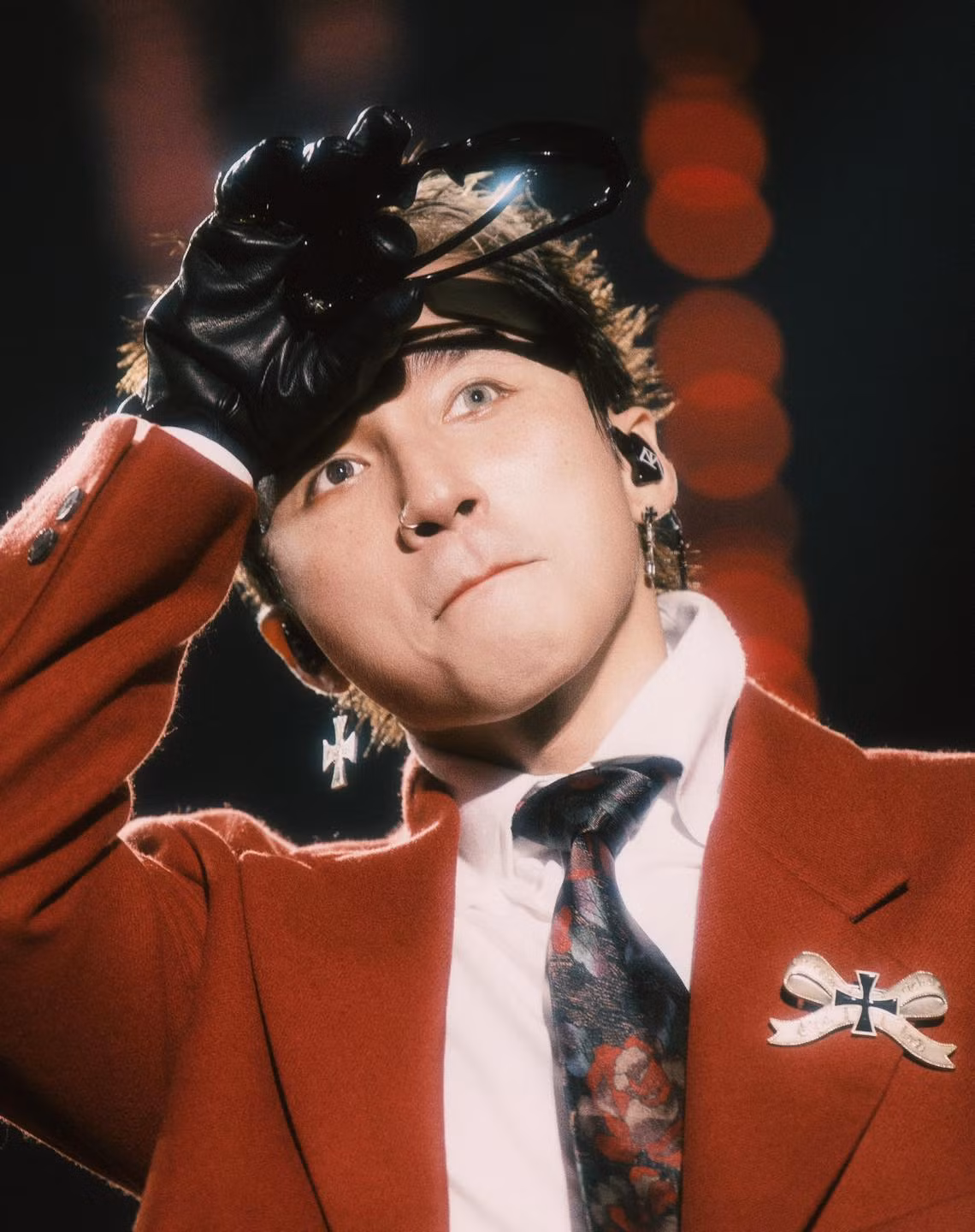 Kiểu đeo kính áp tròng một bên được Sơn Tùng M-TP yêu thích thời gian gần đây.